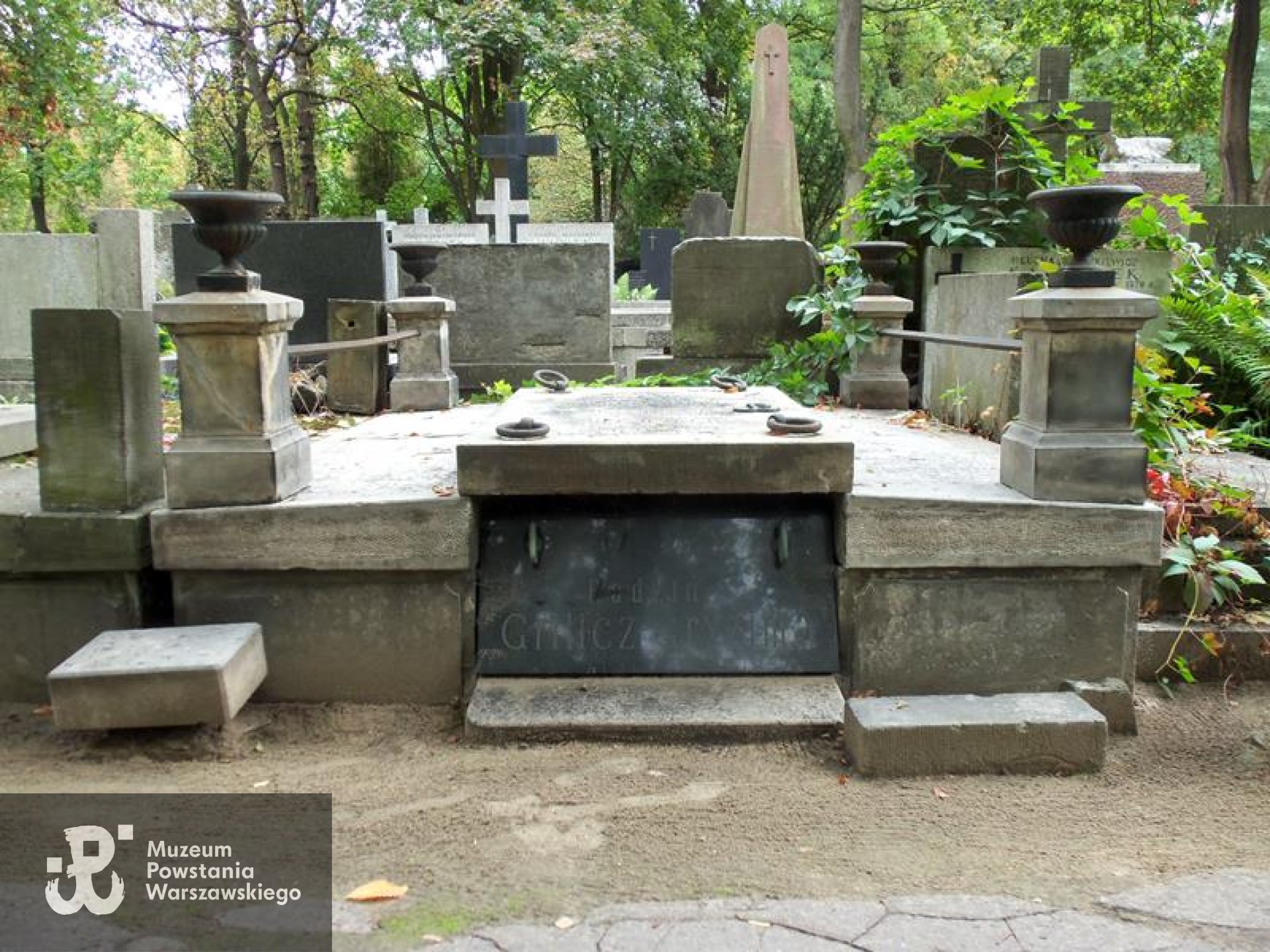 Fot. Warszawskie Zabytkowe Pomniki Nagrobne:  serwis mapowy m. st. Warszawy: <i>cmentarze.um.warszawa.pl</i>