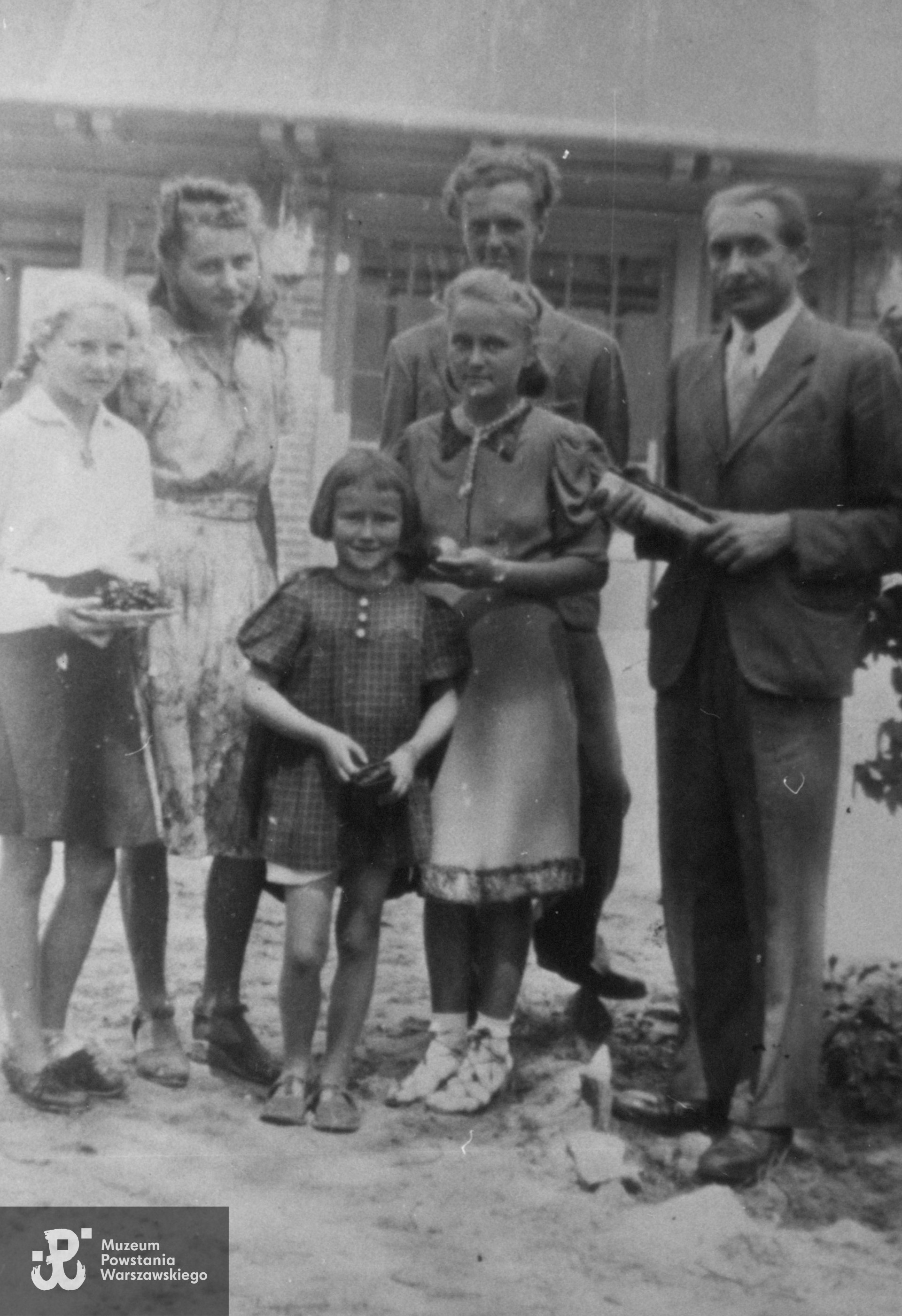  Sanatorium "Olin" w Otwocku, prawdopodobnie rok 1943. Halina Rutkowska widoczna w środku kadru. Na zdjęciu także: Marychna, Bożenka i Ania Rutkowskie oraz Maciej Szwoch. Fot. ze zbiorów prywatnych Pani Haliny Rogozińskiej z domu Rutkowskiej. Skany wykonano w Muzeum Powstania Warszawskiego, 11/2024. 