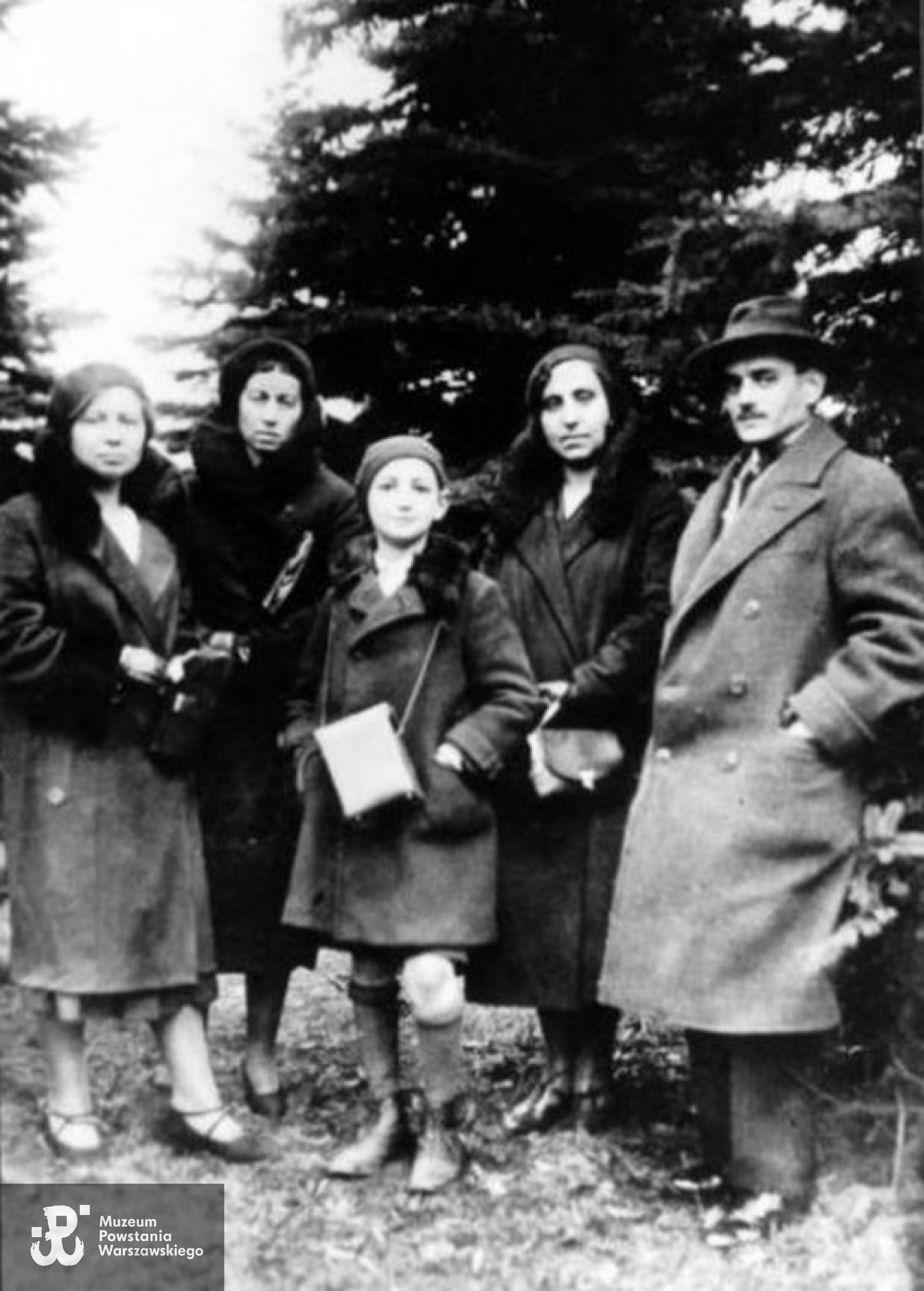 Zdjęcie wykonane około roku 1933/1934. Marek Edelman jako chłopiec stojący pośrodku, obok - pierwsza od lewej Rosa Lichtensztajn oraz Franciszek Lichtensztajn (po prawej)