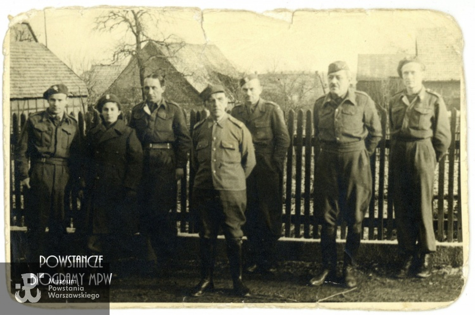 Zdjęcie wykonane w 1945 roku w Oflagu VI B Dössel. "Myszka" stoi druga od lewej.  Fot. z  archiwum Marii Bourquin - Rulskiej z domu Myszkowskiej, obecnie w zbiorach Muzeum Powstania Warszawskiego, P/8408