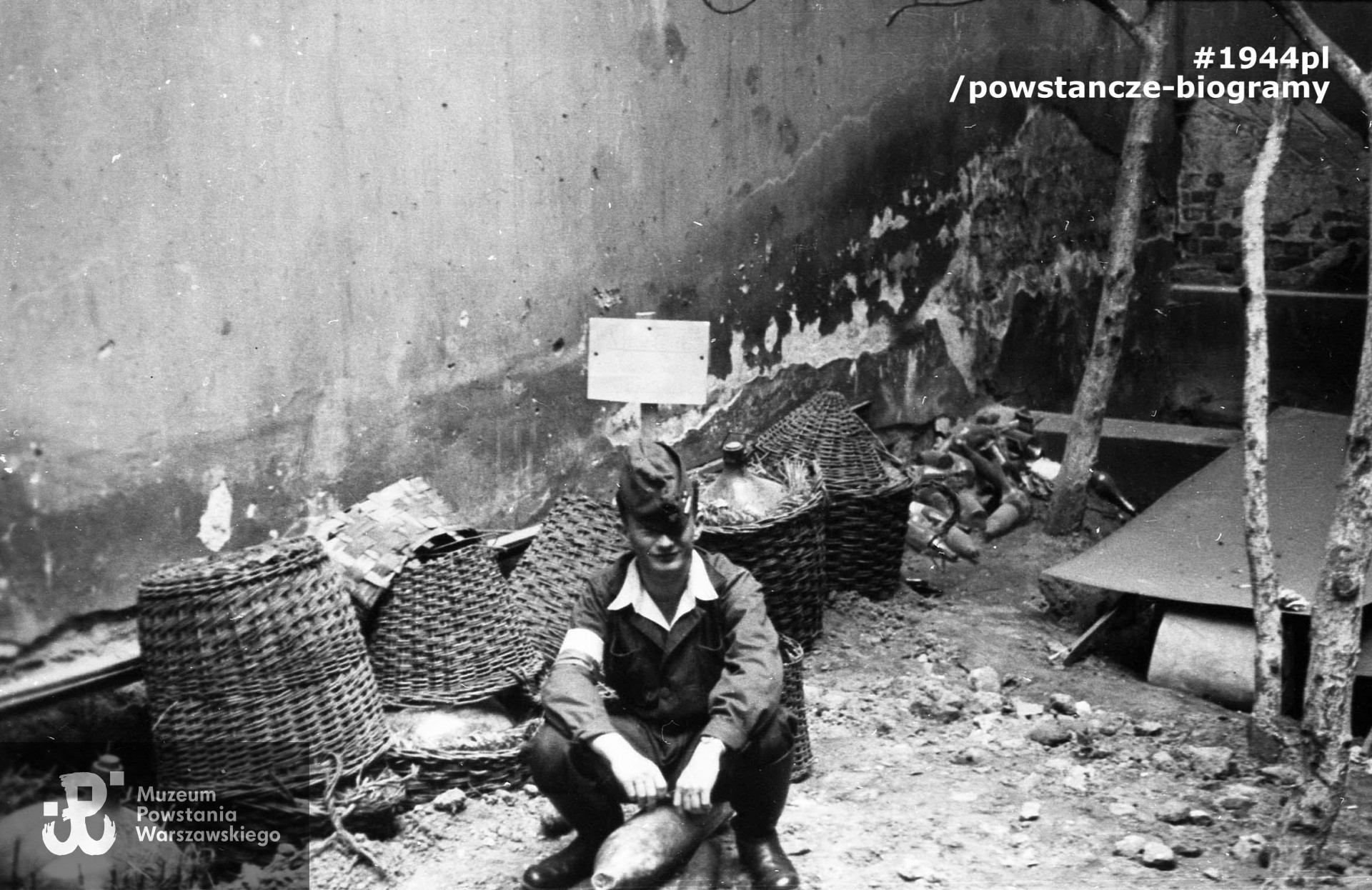 Fotografia z Powstania Warszawskiego autorstwa Mariana Grabskiego ps.  "Wyrwa" przedstawiająca powstańca siedzącego na rozbrojonym pocisku obok balonów na wino zawierających mieszankę zapalającą. Według identyfikacji  środowiska i p. Jacka Sztejerwalda osobą na zdjęciu jest por. Czesław Trojanowski ps. "Litwos", dowódca plutonu technicznego zajmującego się wyrobem butelek zapalających i granatów  w Batalionie KB "Sokół". Fotografia w zbiorach Muzeum Powstania Warszawskiego, sygn. MPW-IN/1473. Identyfikacja potwierdzona przez Dział Ikonografii i Fotografii MPW, 10/2018. 