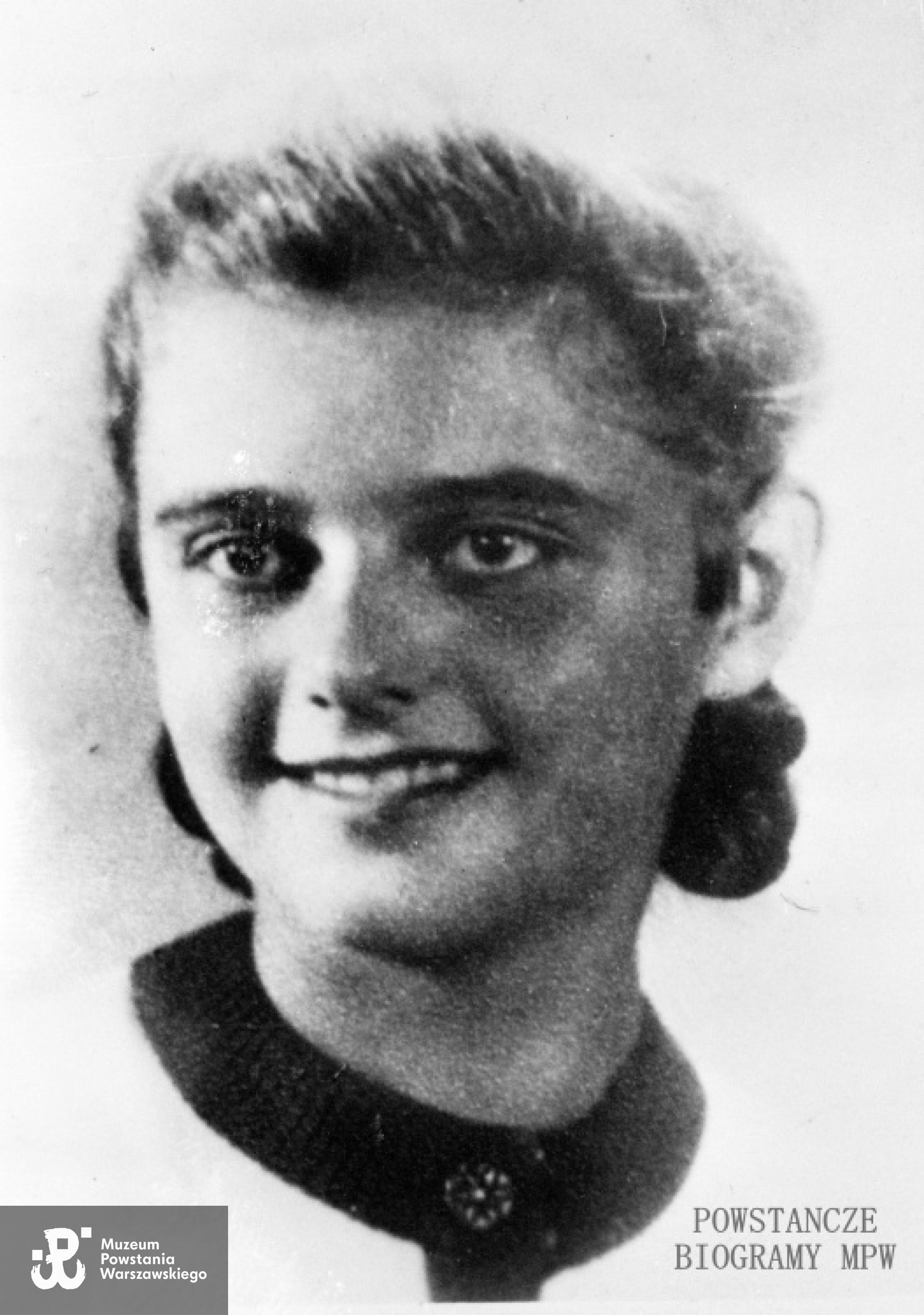 Krystyna Niżyńska (1928-1944) Fot. ze zbiorów Muzeum Powstania Warszawskiego - batalion "Zośka". Ujęcie tożsame: MPW-IK/3219 - zbiór Stanisława Kopfa
