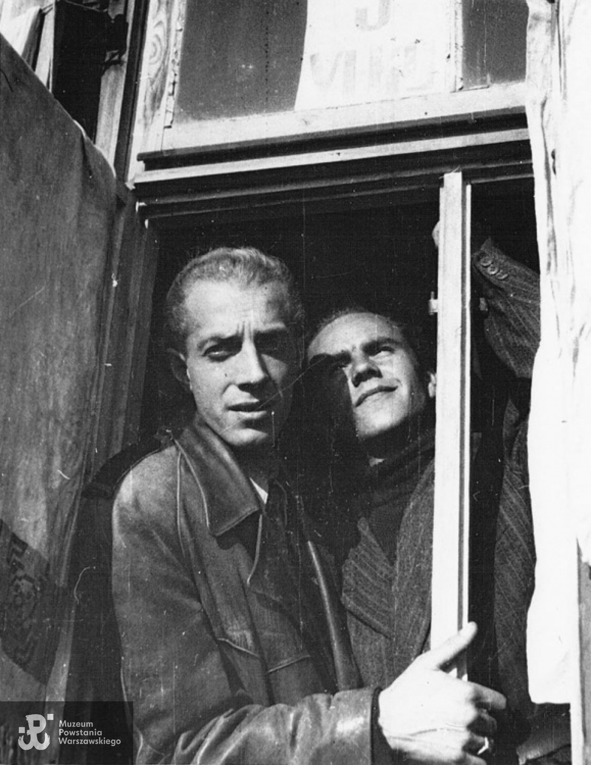 Antoni Hellmann (po lewej) w oknie baraku Stalagu 318 Lamsdorf