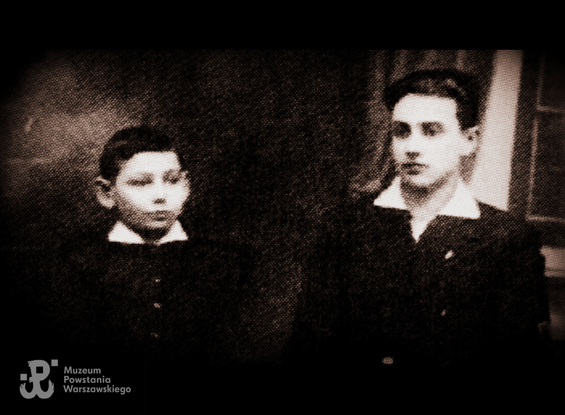 Aleksander Werba ( na fotografii po prawej) z bratem Zygmuntem (z lewej) przed wybuchem wojny - 1935 rok.  Fot. archiwum Aleksandra Werby / "Kurier Wolski" - 2010 rok.