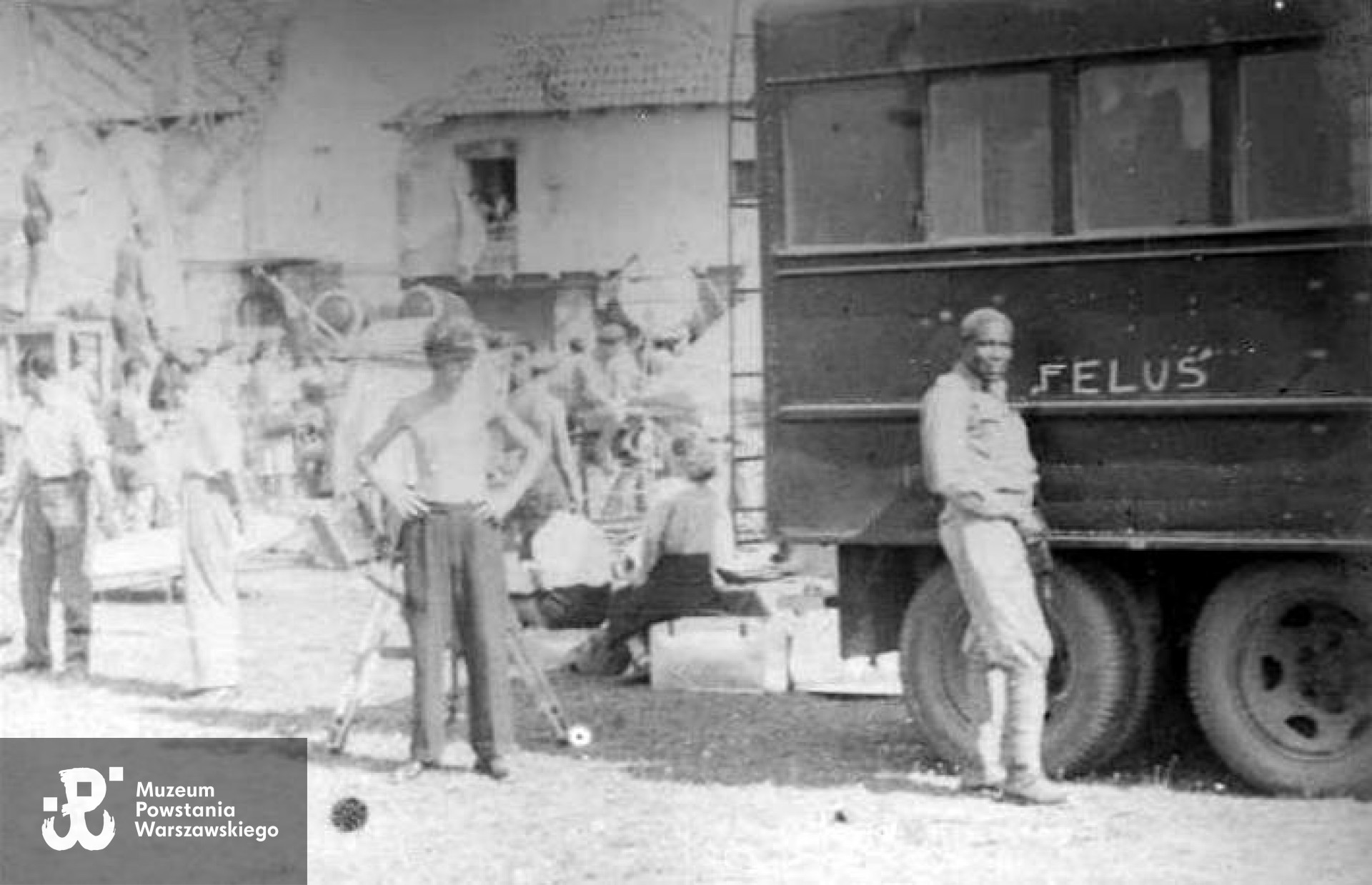 Zdjęcie wykonane ok. 1953 roku na planie filmowym "Żołnierza zwycięstwa" w reżyserii Wandy Jakubowskiej. Skan udostępniony Pokojowi Kombatanta MPW przez córki.