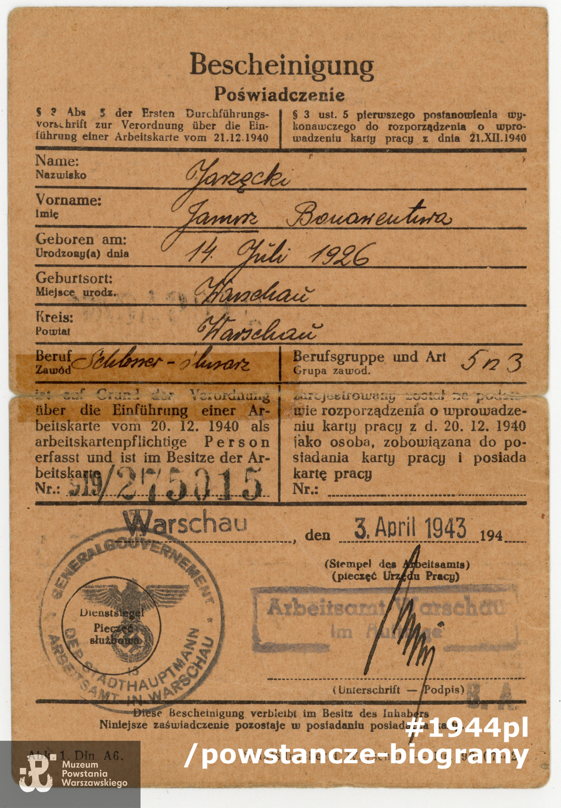 Zaświadczenie (niem. Bescheinigung) - karta pracy  wystawiona na nazwisko Janusz Bonawentura Jarzęcki. Ze zbiorów Muzeum Powstania Warszawskiego, sygn. P/5327/07, dar  p. Janusza Bonawentury Jarzęckiego.