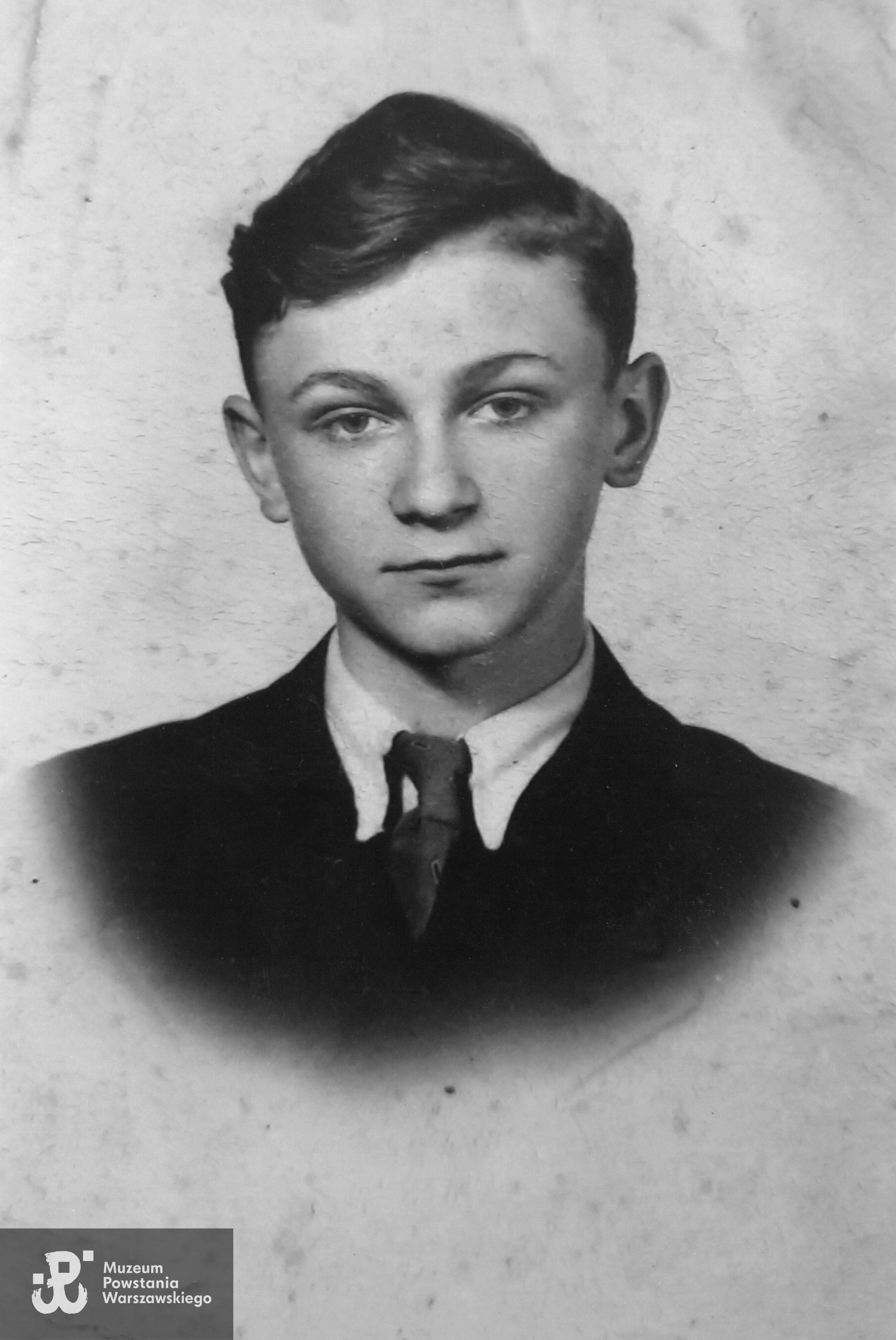 Waldemar Kaczorowski,fotografia portretowa z czasów szkolnych. Fot. ze zbiorów rodzinnych p. Waldemara Piekarczyka. Skan wykonano w Muzeum Powstania Warszawskiego, 12/2025