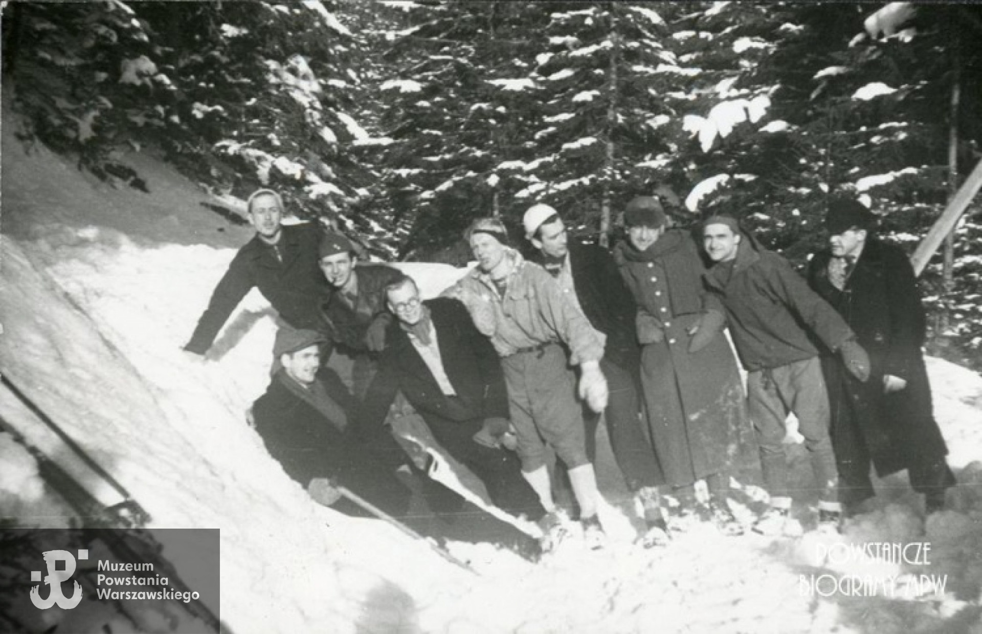 Zjazd "Zośki" w Zakopanem, grudzień 1945 r. Od lewej: "Kruszynka", "Donat", "Anoda", "Medyk", "Czart","Żbik", "Wiktor", "Marian", "Kadłubek".