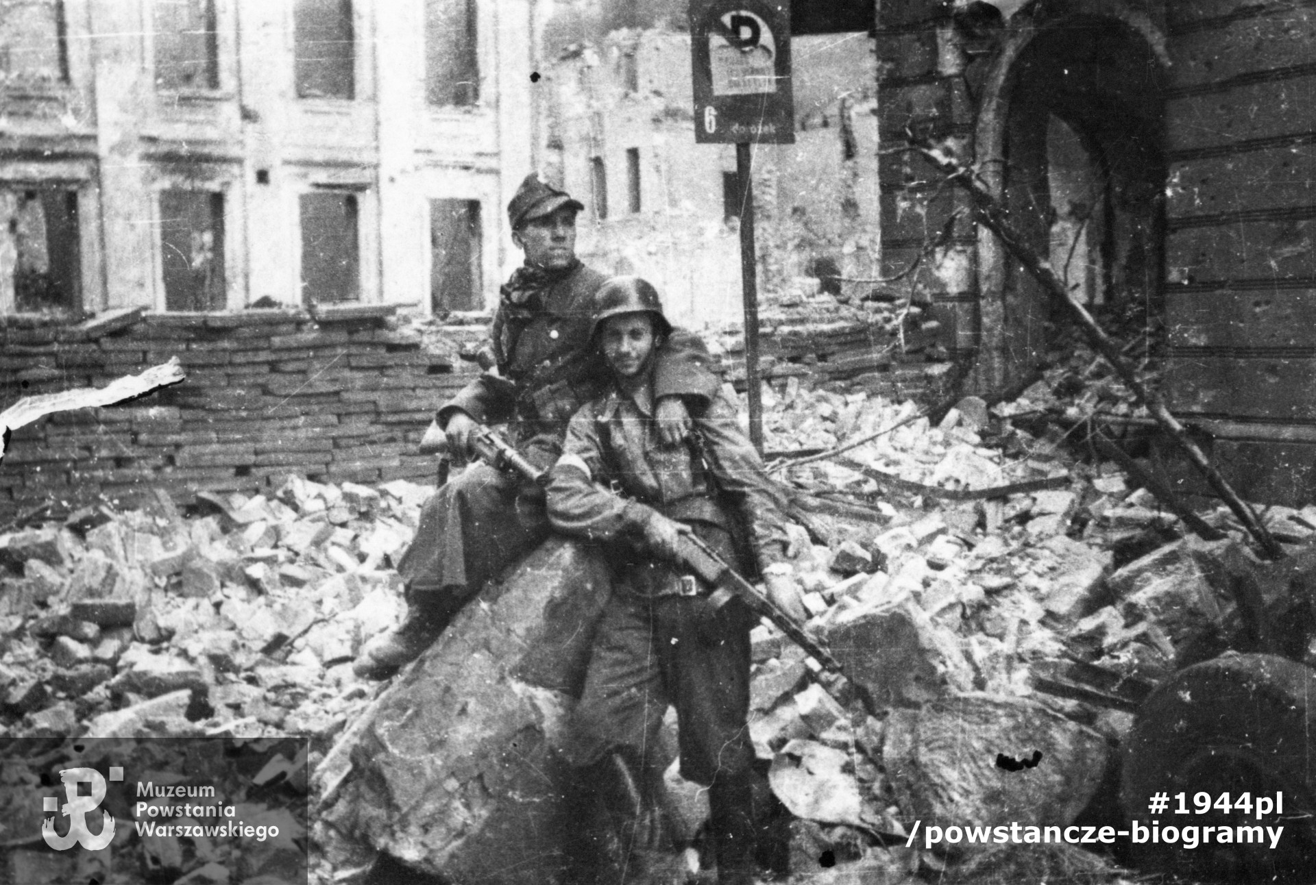 Fotografia z Powstania Warszawskiego przedstawiająca barykadę przy placu Napoleona. Z prawej stoi  kpr. Zbigniew Olszewski ps. "Sęp". Fot. ze zbiorów Muzeum Powstania Warszawskiego, sygn. P/8277/15