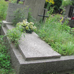 Mogiła na cmentarzu parafialnym Parafii św. Teresy od Dzieciątka Jezus w Warszawie - Włochach, fot: https://warszawawlochy.grobonet.com