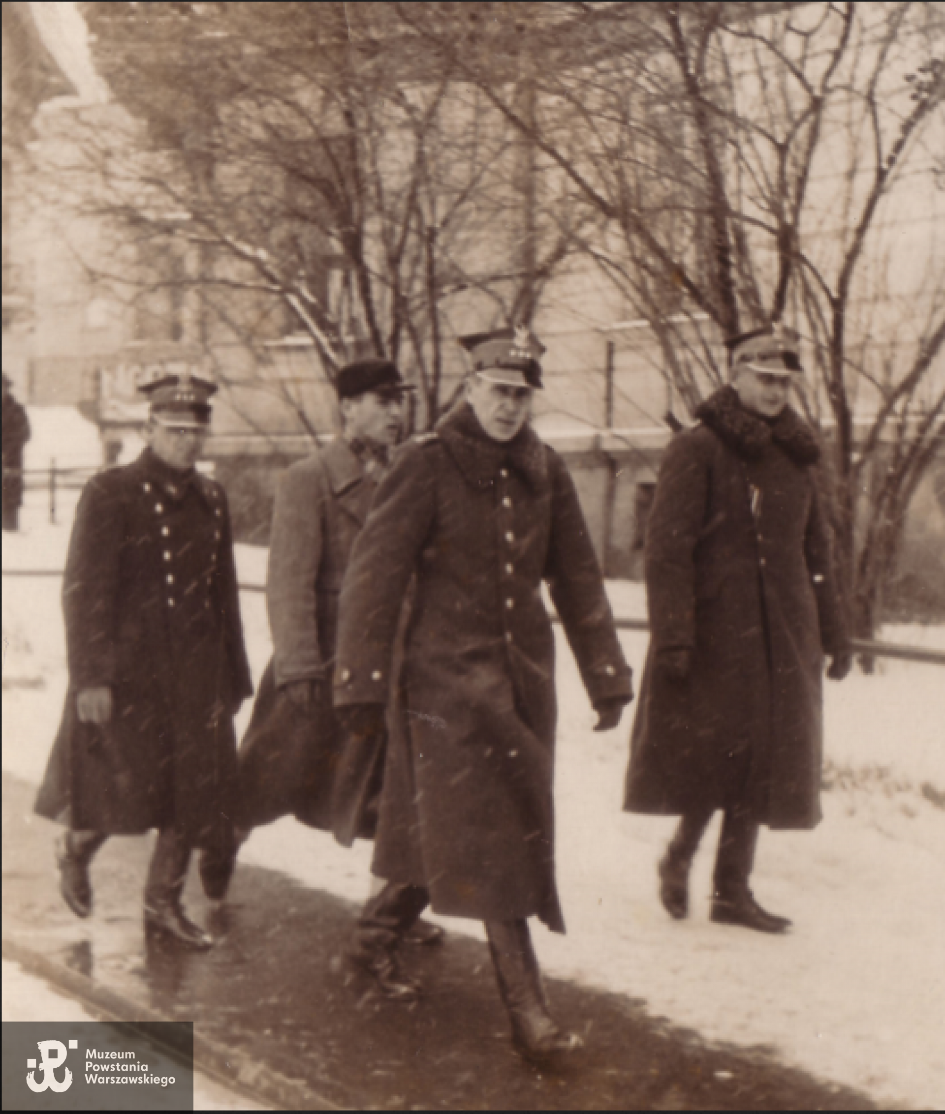 Krynica 1937 rok. Mieczysław Gawryłkiewicz na pierwszym planie, drugi z prawej strony. Fot.  10ulanow.files.wordpress.com/2017/08/krynica-1937.jpg?w=529