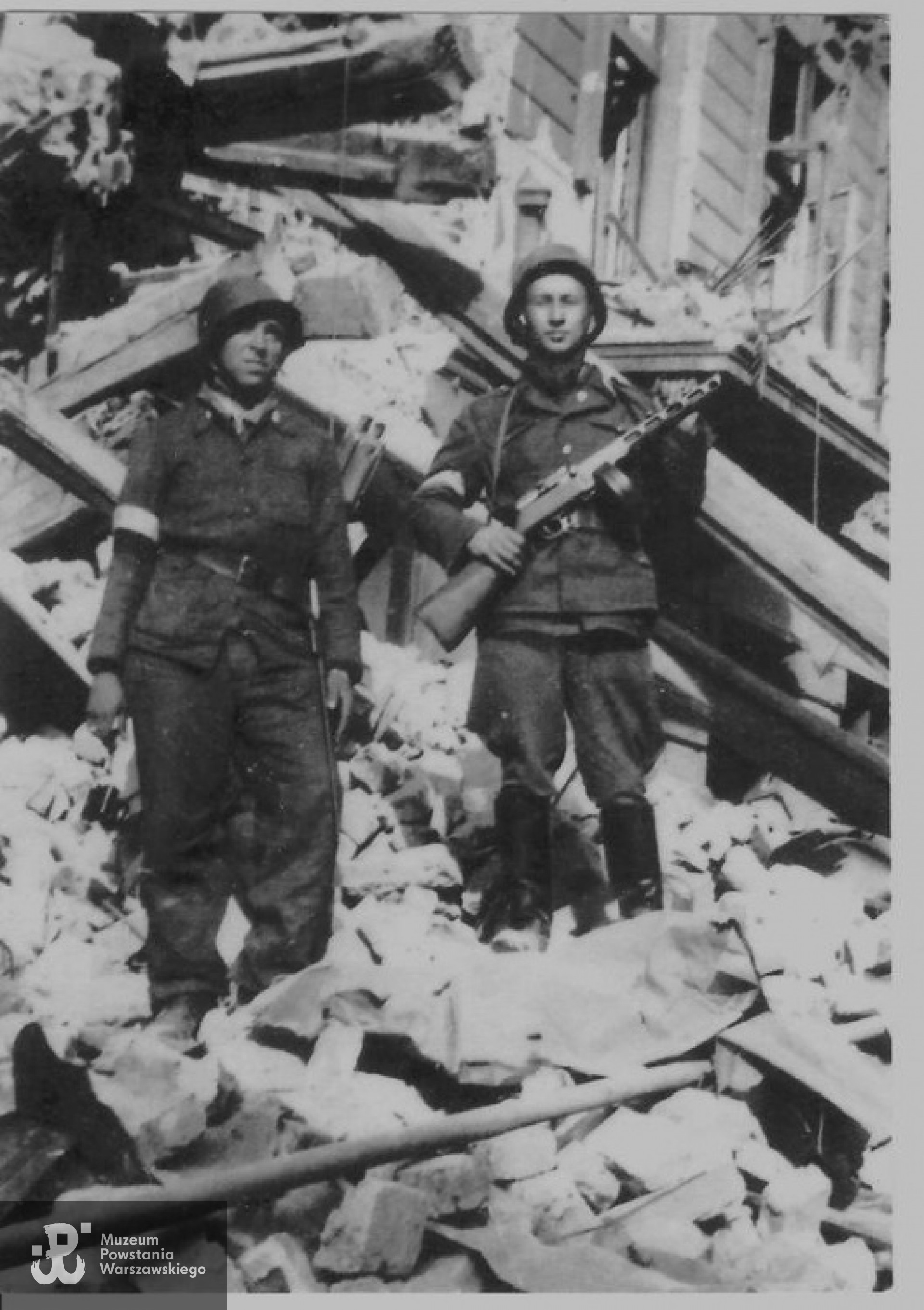 Henryk Aptapski z lewej (bez broni)