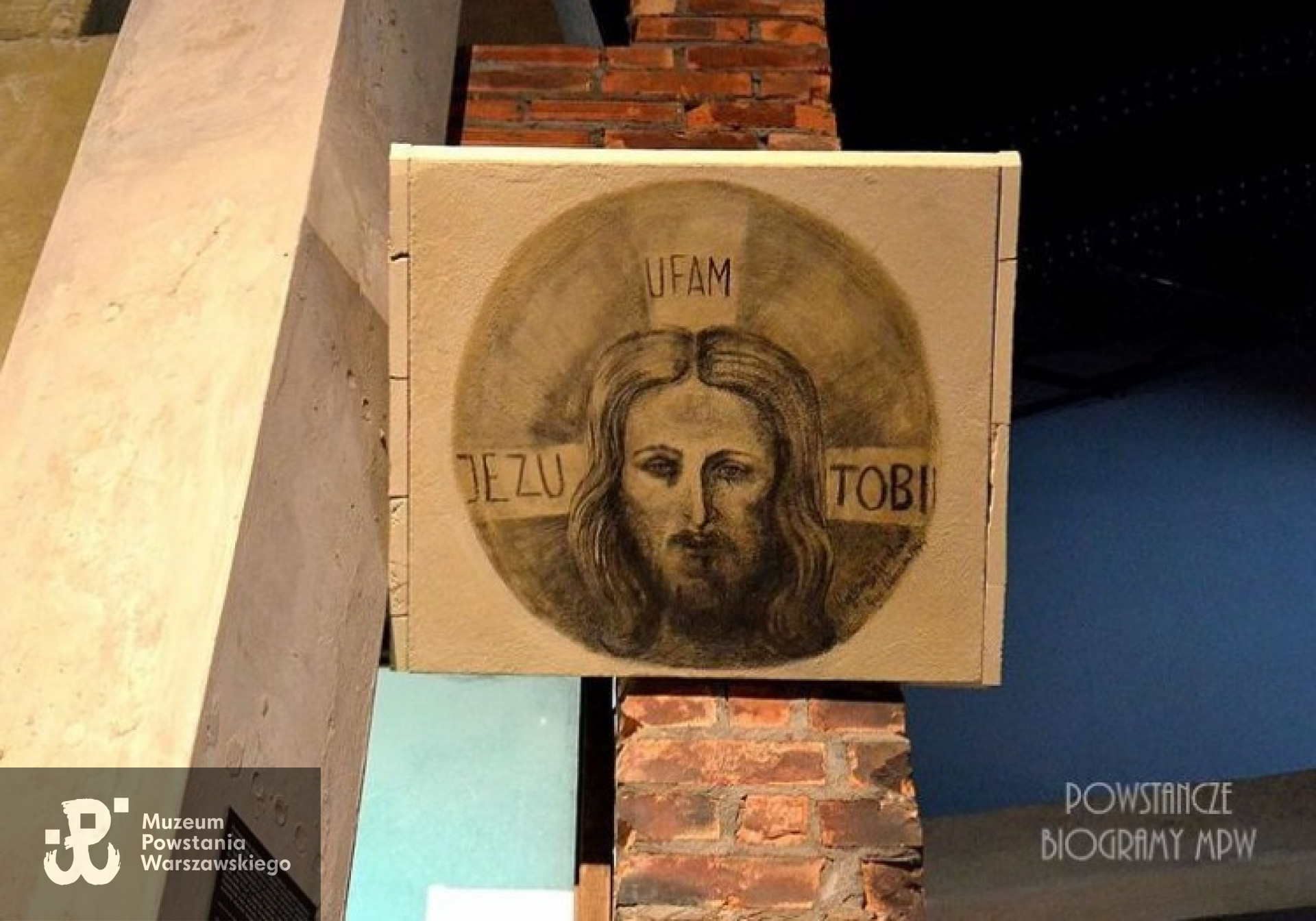 Muzeum Powstania Warszawskiego. Kopia rysunku "Jezu ufam Tobie"  wykonanego podczas Powstania przez ojca Samuela - Pereca Willenberga w piwnicy domu  Marszałkowska 60. Rysunek  znajduje się na ekspozycji stałej MPW, na I  piętrze Muzeum, obok wystawy "Robinsonowie".