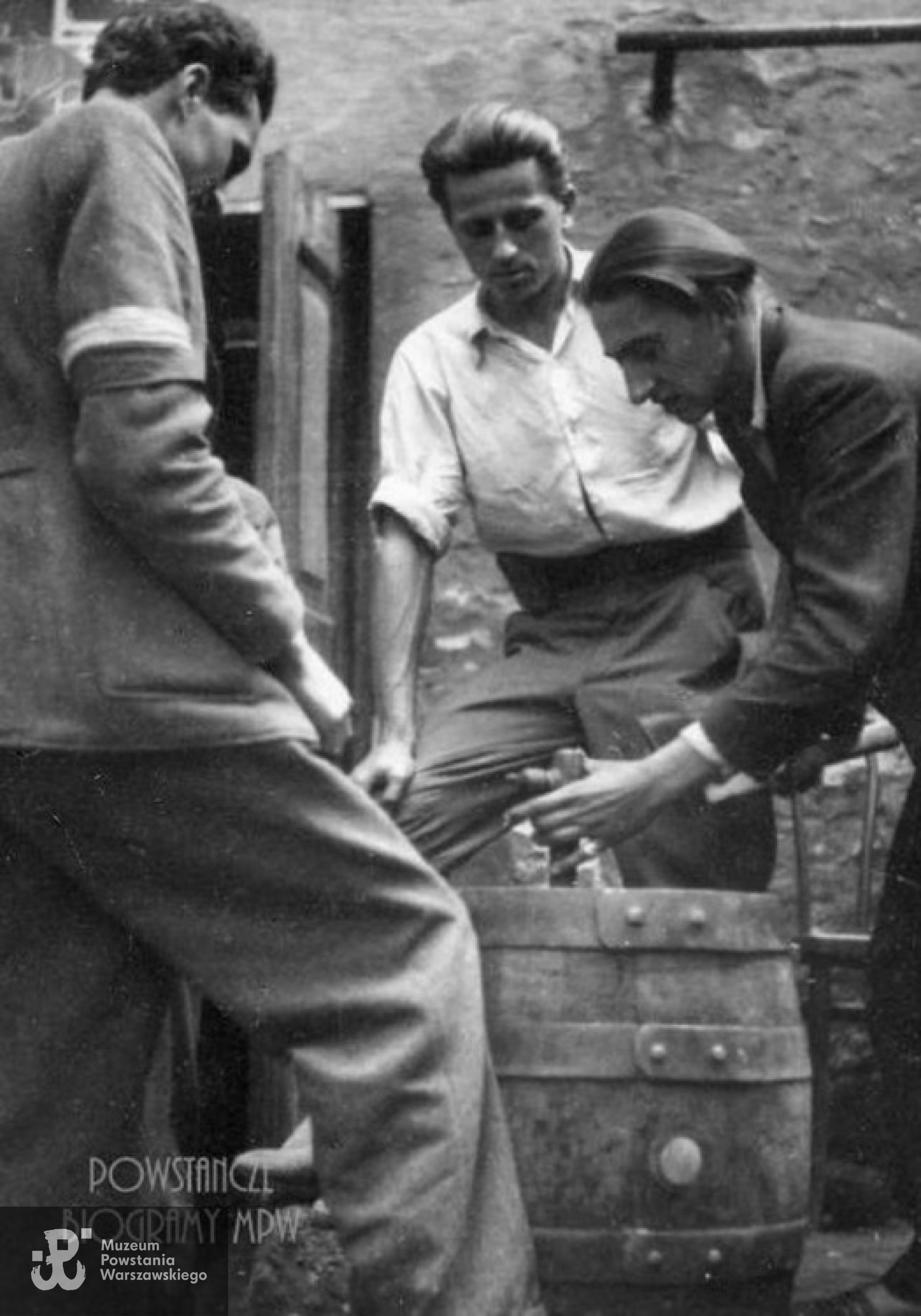 Powstanie Warszawskie - żołnierze  batalionu "Kiliński", sierpień 1944. Jerzy Rusecki na zdjęciu w środku, w białej koszuli. Fot. zbiory prywatne