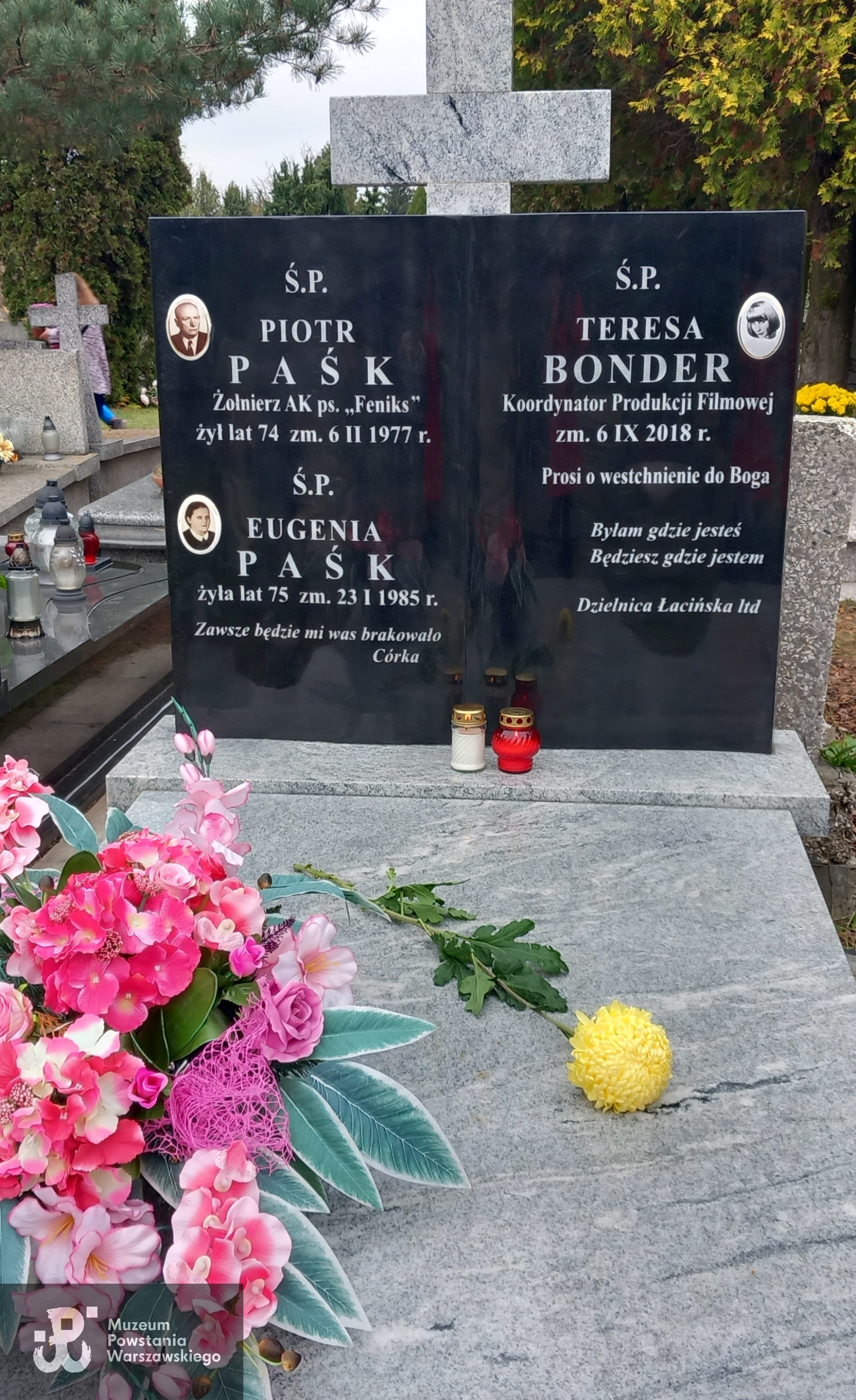 Cmentarz Komunalny Północny (Wólka Węglowa) - grób Eugenii i Piotra Paśków oraz ich córki Teresy Bonder (październik 2022 r.)  Autorem zdjęcia jest p.  Joanna Kwiatkowska.