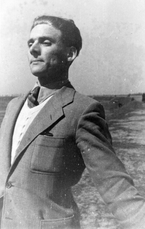Kwiecień 1942 roku, Jerzy Wróbel w okolicach Cytadeli. Fot. z kolekcji Olgierda Budrewicza, zbiory Fototeki MPW