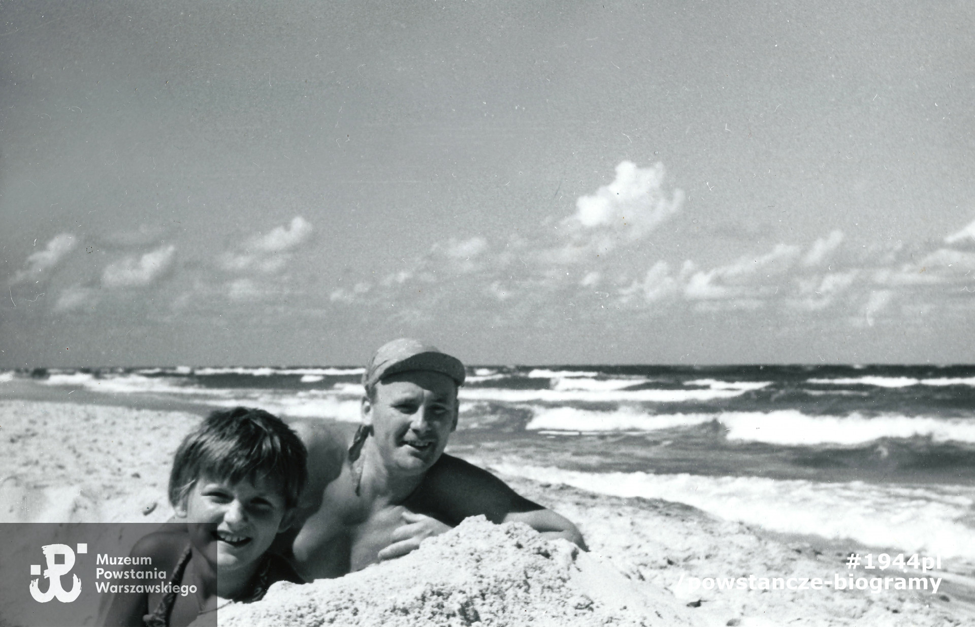 Z córką na urlopie nad morzem około 1964 r. Fot. z archiwum rodzinnego p. Jana Brochockiego ps. „Chrobry”