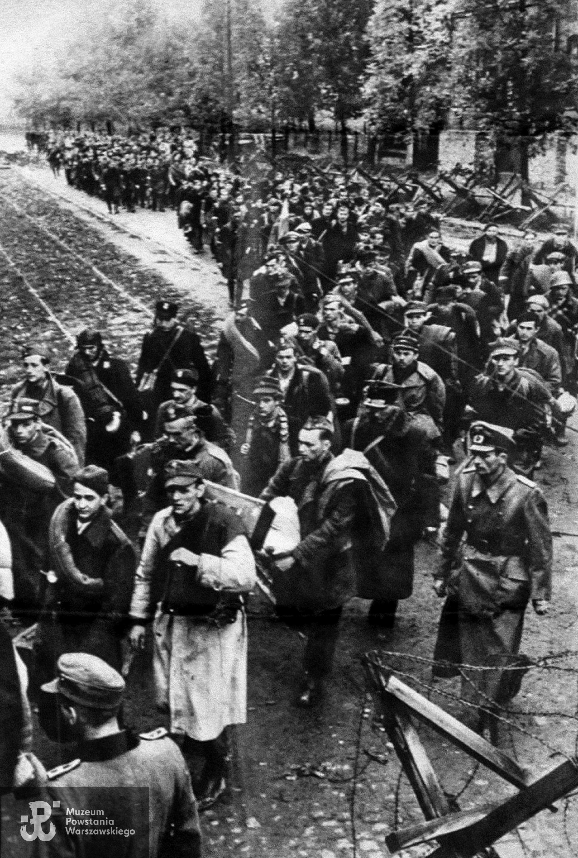 Zbiory Muzeum Powstania Warszawskiego, sygn. MPW-A-DF-37: niemiecki afisz propagandowy informujący o podpisaniu w dniu 2 października 1944 r. aktu kapitulacji Powstania Warszawskiego - powiększony fragment.