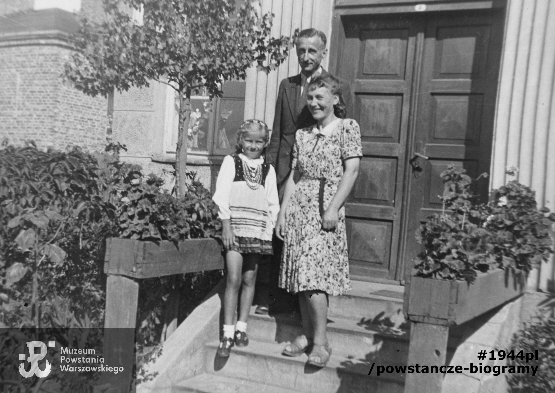 Antoni z żoną i pasierbicą, zdjęcie z okresu 1938 -1940.  Fotografia  ze zbiorów rodzinnych udostępniona przez p. Ryszarda Pijarczyka.