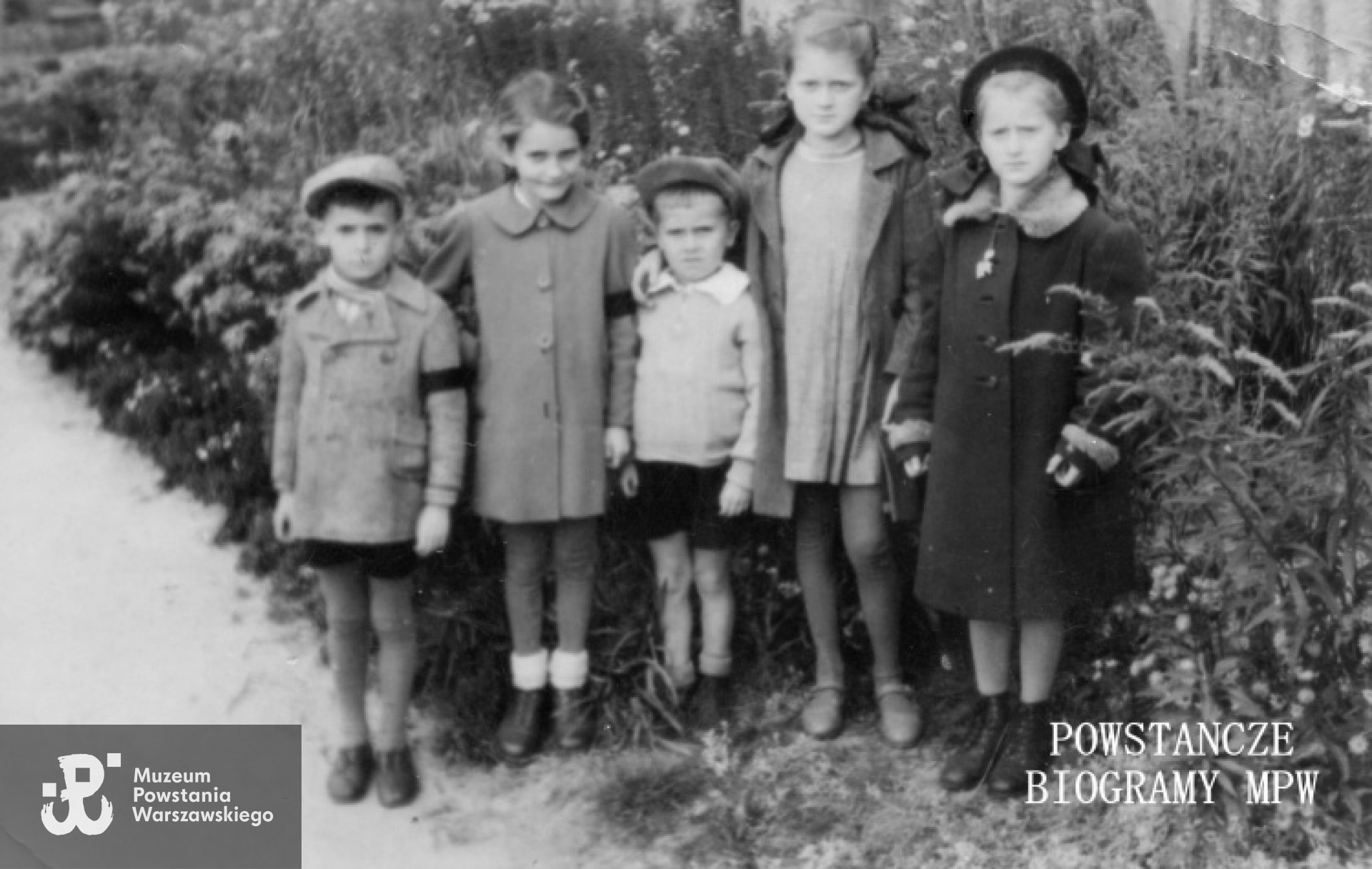 W Parku Wilsona na Żoliborzu - 1941 rok. Stefania Adamska  stoi druga z prawej strony. Fot. archiwum rodzinne