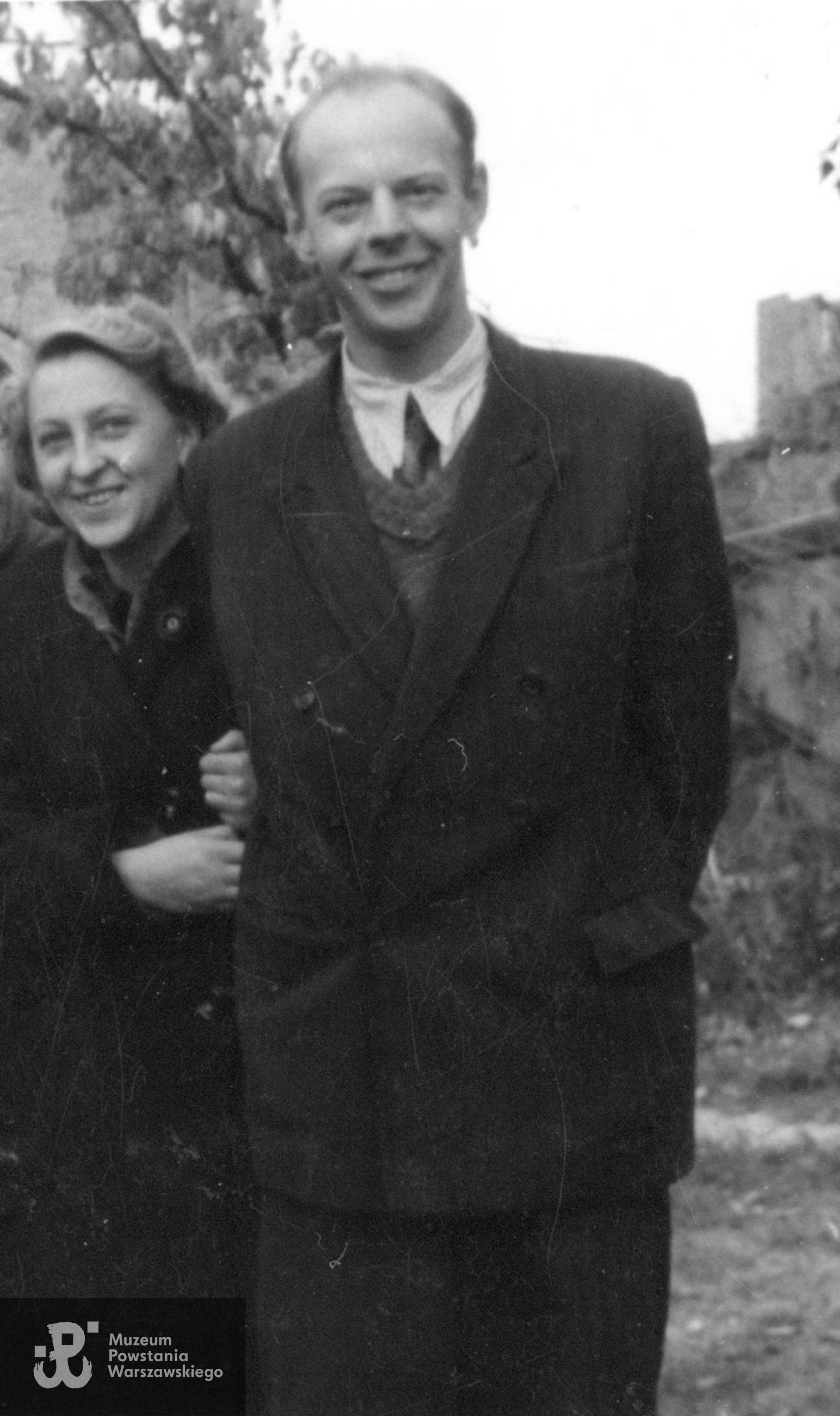 Tadeusz Chomentowski, fragment szerszego ujęcia.  Fot. ze zbiorów rodzinnych p. Elżbiety Kozikowskiej z d. Chomentowskiej, córki Powstańca. Skany wykonano w Muzeum Powstania Warszawskiego, 05/2023