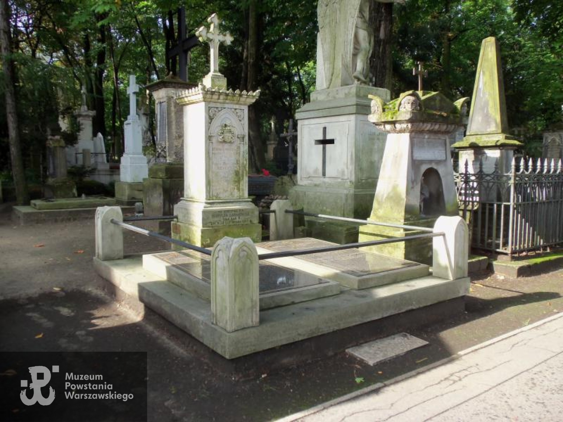 Fot. Warszawskie Zabytkowe Pomniki Nagrobne:  serwis mapowy m. st. Warszawy: <i>cmentarze.um.warszawa.pl</i>