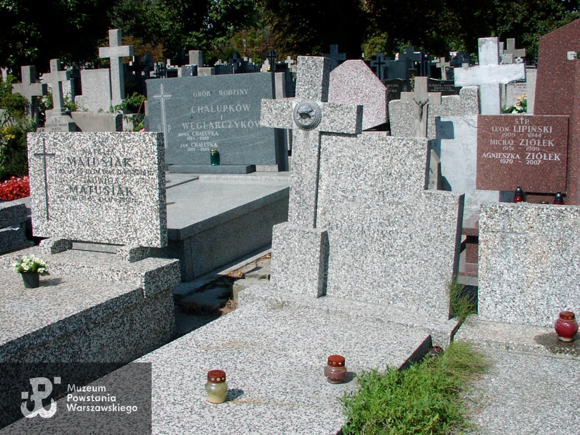 Mogiła Wincentego i Weroniki Kierzkowskich na cmentarzu przy ul. Wałbrzyskiej, stan z 2007 roku. Fot. udostępnił p. Krzysztof Kierzkowski 