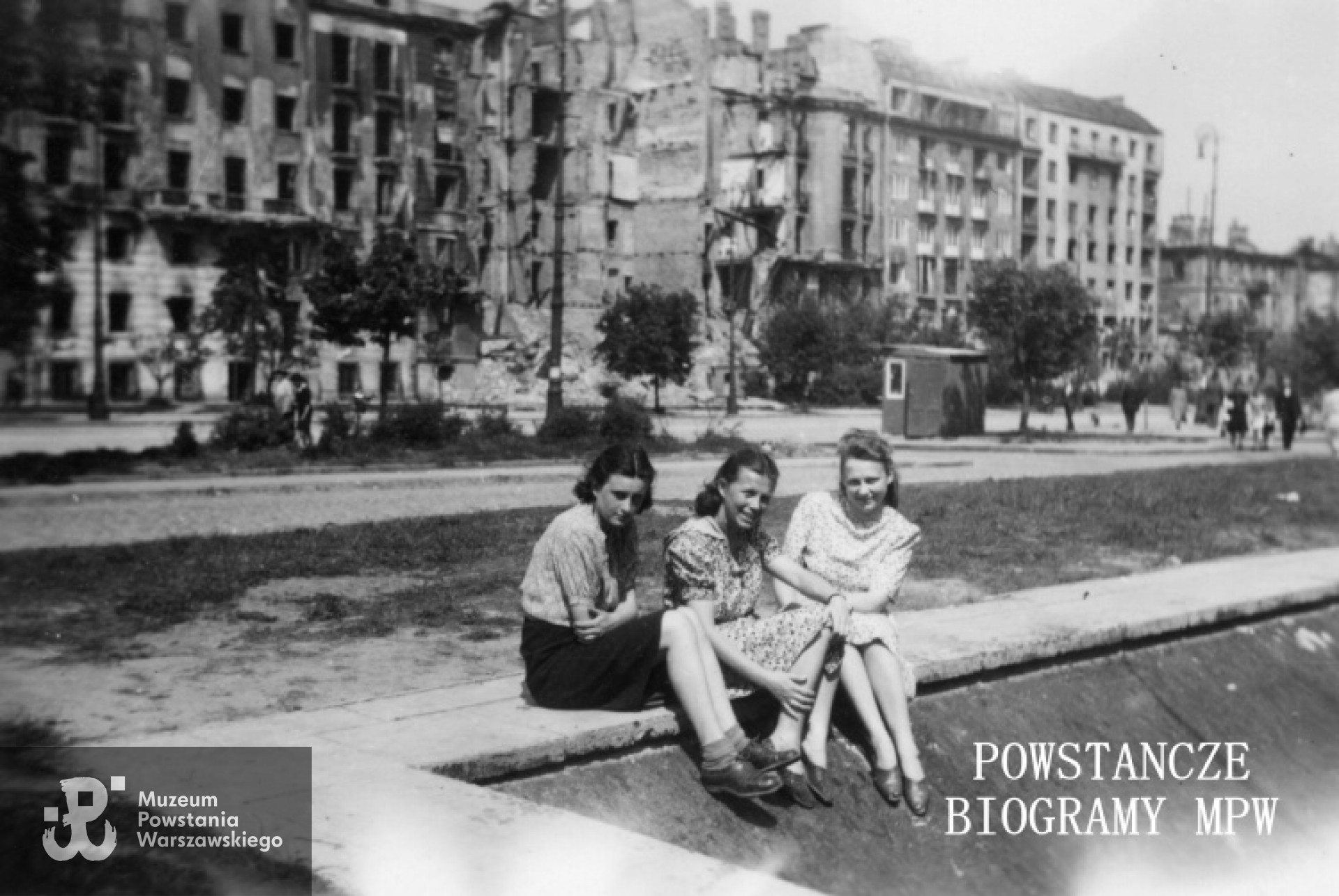 Fotografia z okresu okupacji niemieckiej.  Rejon skrzyżowania Nowego Światu z Al. 3 Maja. Grupa dziewcząt z zastępu harcerskiego Pędziwiatrów z drużyny Grupa Wykonawcza przy Kwaterze Głównej Szarych Szeregów. Od prawej: Krystyna Wilczyńska, Anna Złoch, Zofia Zaremba po mężu Zaborska ps. "Dyzio". Ze zbiorów Muzeum Powstania Warszawskiego, sygn. MPW-IS/744