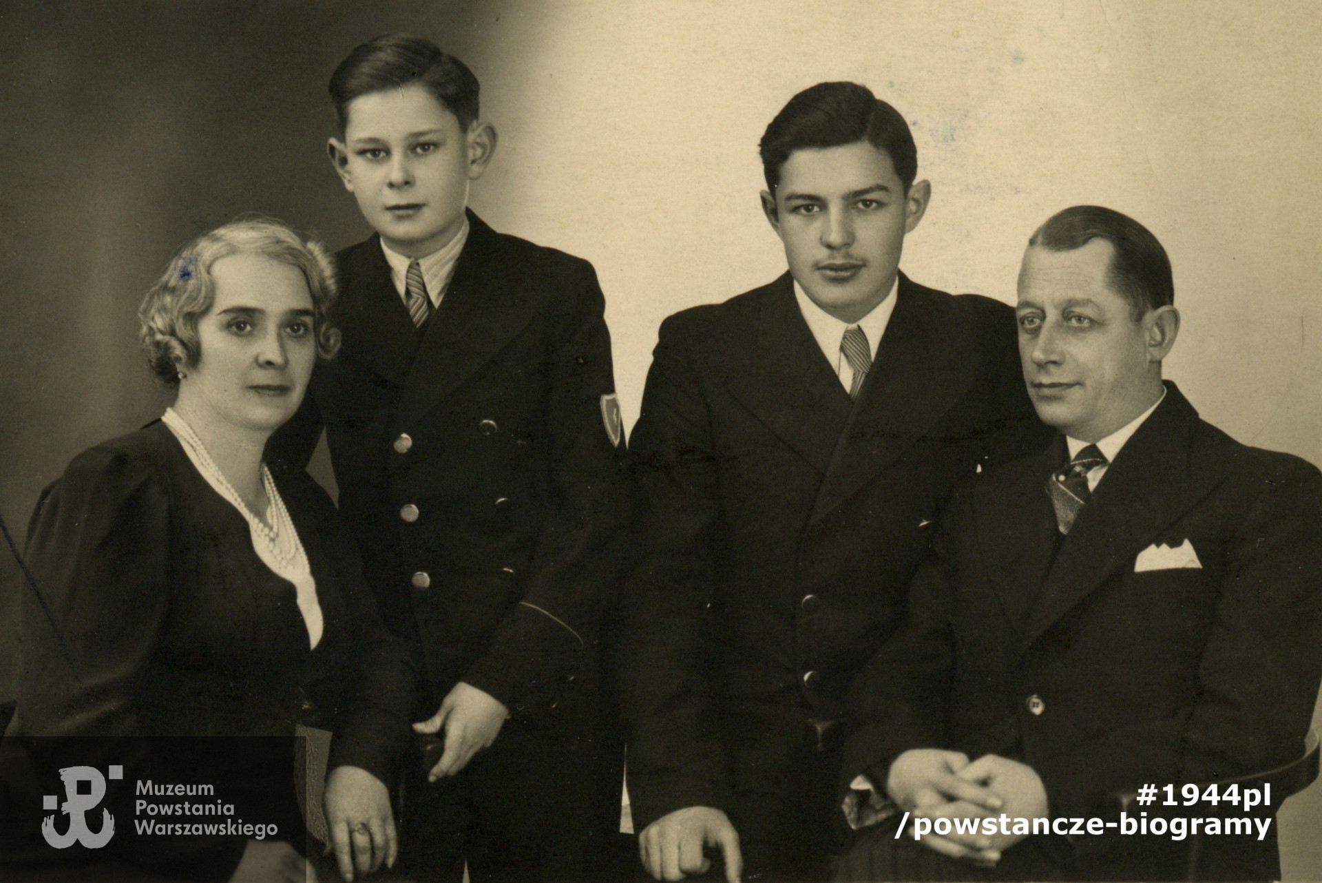 Bracia Naumowscy z rodzicami. Od lewej: Fryderyka Naumowska z domu Kryda, młodszy z synów - Lech, obok niego Jerzy. Pierwszy z prawej siedzi ojciec, Stefan Naumowski.  Fotografia wykonana przed 1939 rokiem. Fot. z archiwum rodzinnego  p.  Lecha Naumowskiego