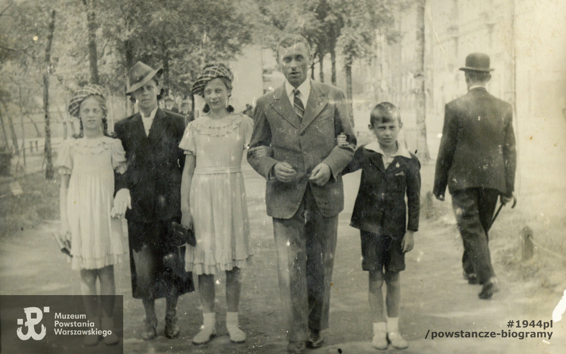 Fotografia wykonana około 1939 roku w Warszawie prawdopodobnie  na ul. Floriańskiej ( na zdjęciu ulica widziana w kierunku pl. Weteranów,  po prawej widoczna Floriańska 8, 10, 12).  Rodzina pp. Pietrzaków podczas spaceru, idą od lewej:  Franciszka Pietrzak z córkami Wandą (pierwsza z lewej) i starszą Barbarą (obok matki, trzecia od lewej), następnie  ojciec - Stanisława Pietrzak i piąty od lewej idzie najmłodszy z rodzeństwa Wilhelm Pietrzak. Fot. ze zbiorów prywatnych p. Barbary Wojtanowicz-Włodymirskiej  ps. Ela 