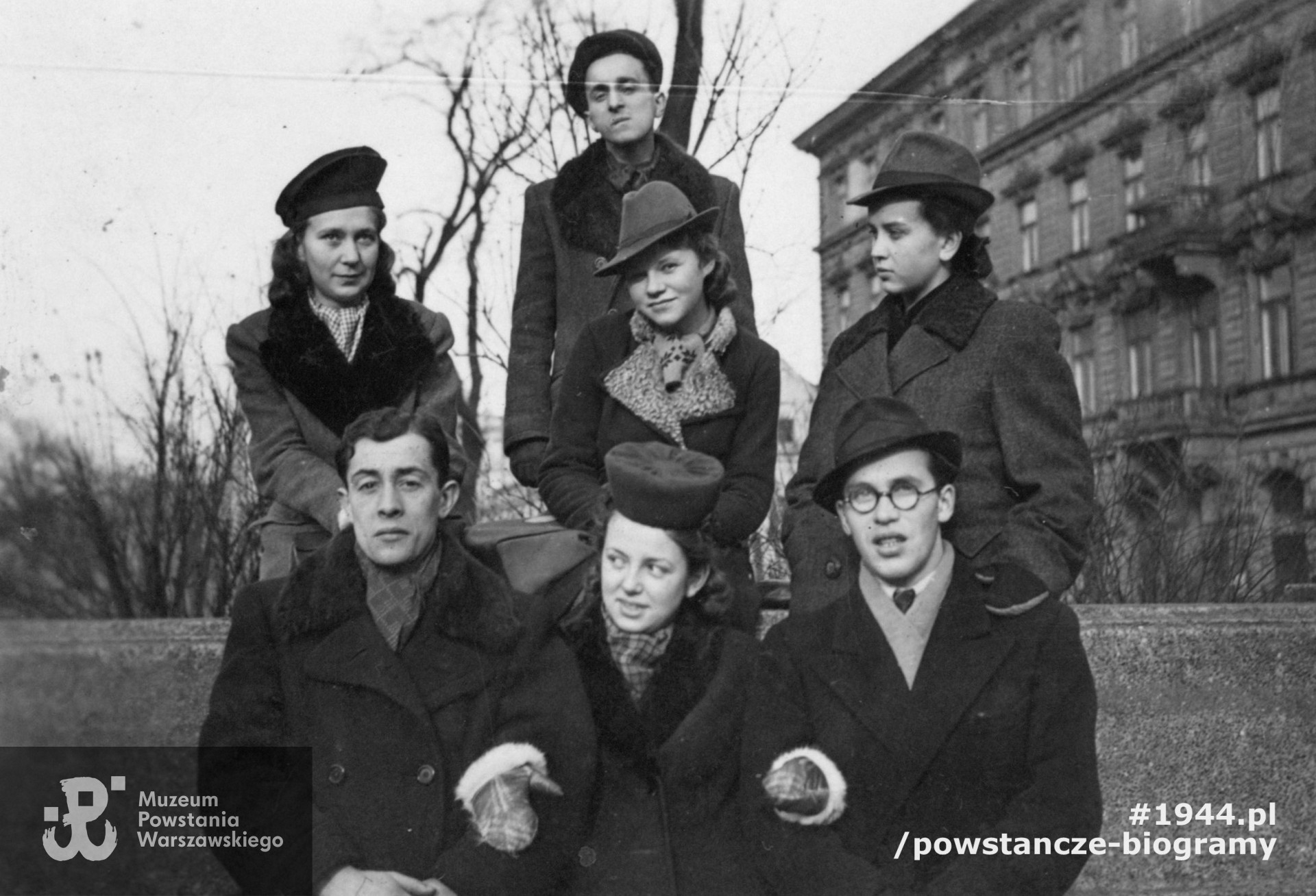 Fot. wykonana na przełomie 1943 i 1944 roku - pierwszy z prawej Franciszek Karpiński ps. "Wańka", nad nim (w kapeluszu) Janina Mesterhazy. Fot. z archiwum rodzinnego córki, p. Agaty (Ewy) Zielińskiej z d. Buśkiewicz