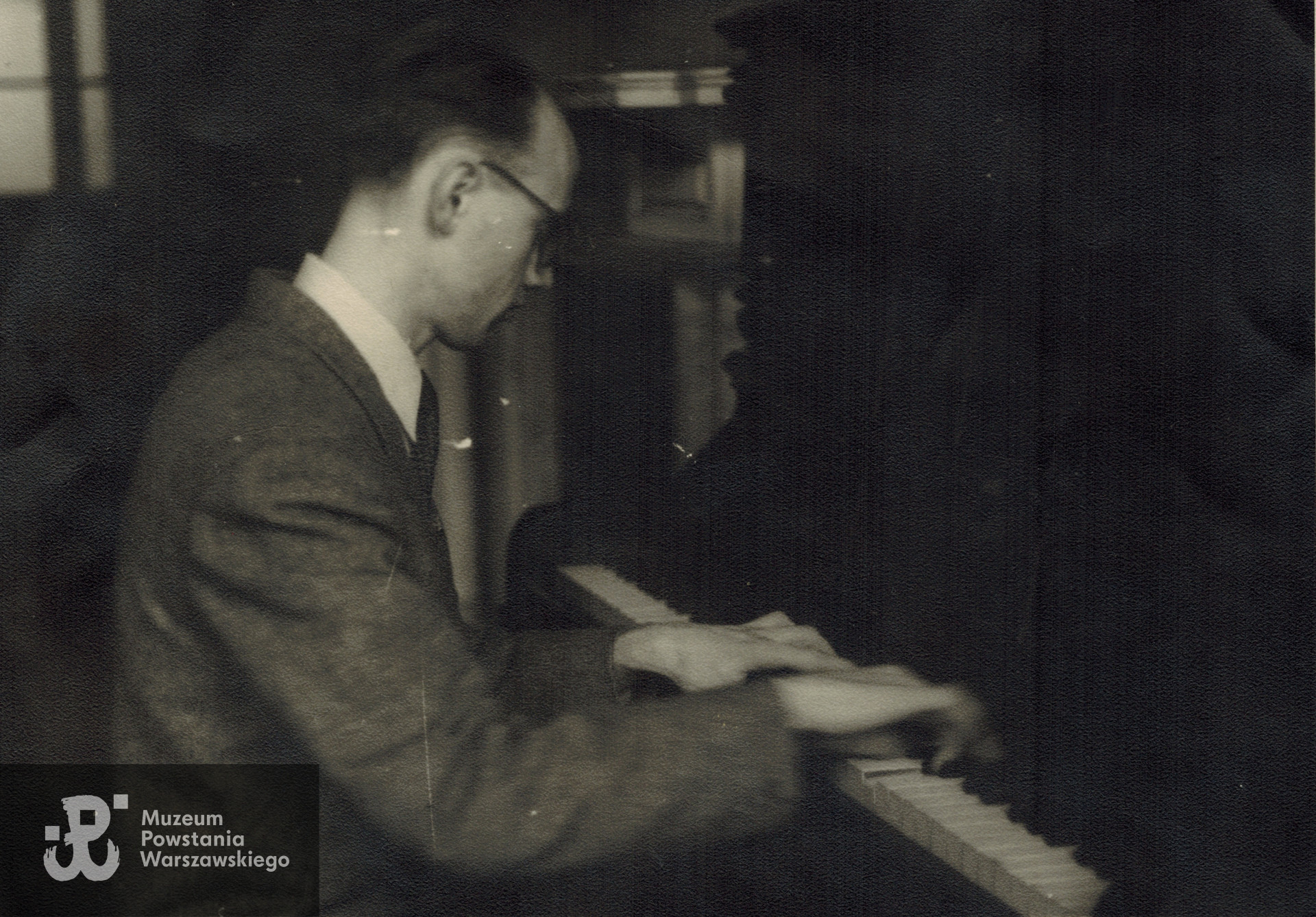 Fotografia powojenna: Stefan Medwadowski przy pianinie, we wczesnym okresie osiedlenia się na Zachodzie. Fot. ze zbiorów rodzinnych, skan udostępniła p. Anna Jedynak, siostrzenica Powstańca