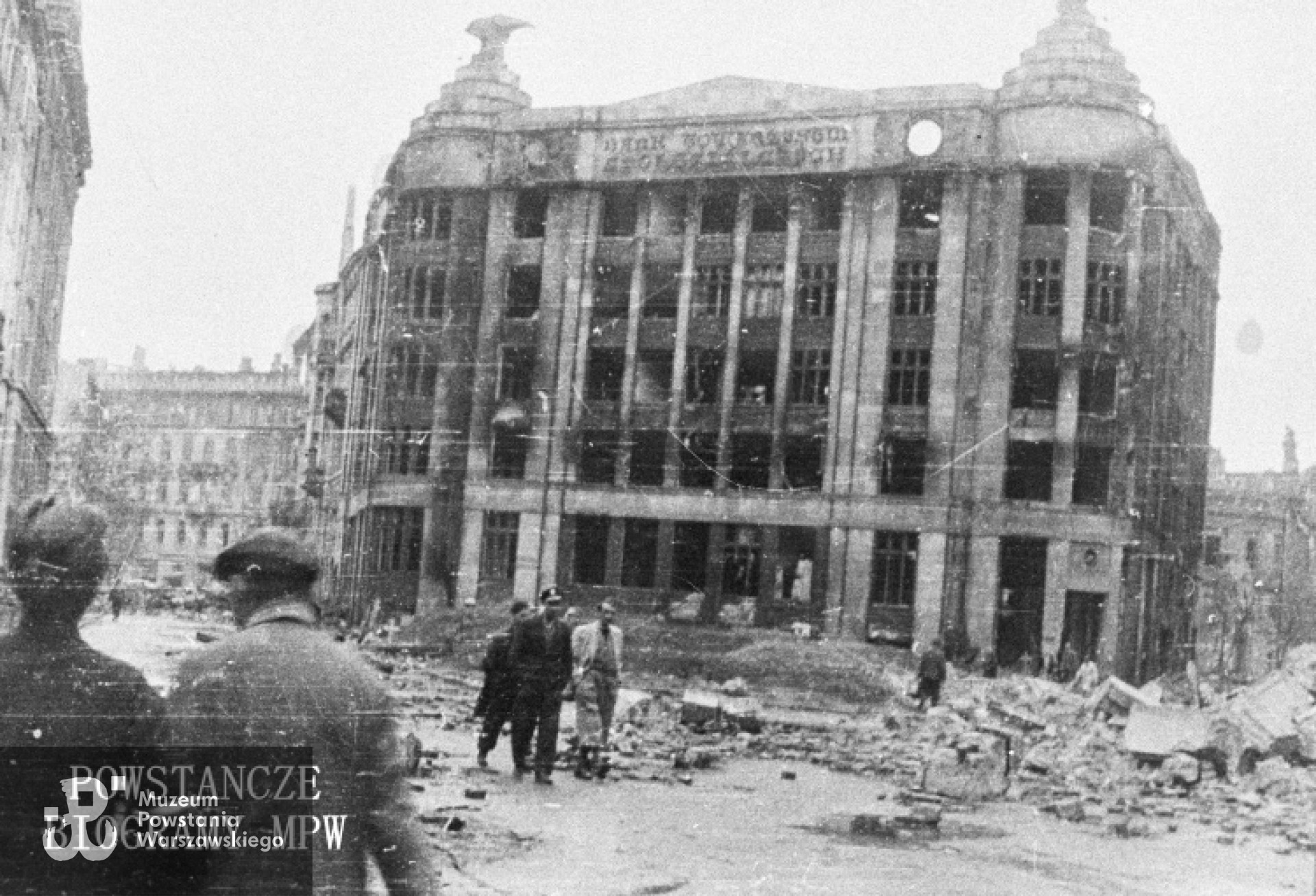 Fotografia  z okresu Powstania Warszawskiego autorstwa Tadeusza Bonclera: ruiny Banku pod Orłami przy ulicy Jasnej 1 róg Zgoda. Ze zbiorów Muzeum Powstania Warszawskiego, sygn.MPW-IN/4478