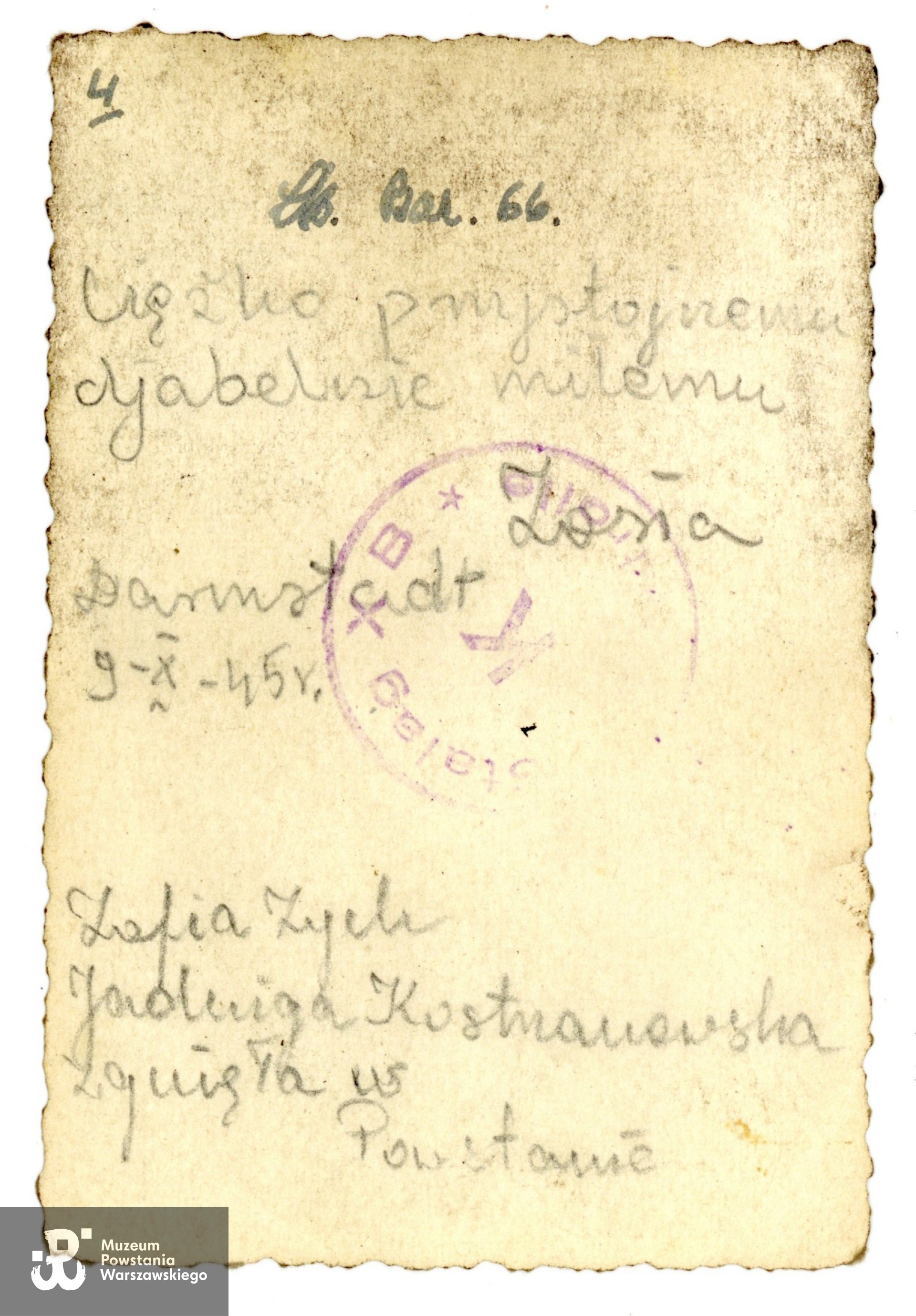 Fotografia wykonana w trakcie Powstania Warszawskiego w Śródmieściu Południowym na barykadzie na ul. Mokotowskiej, widok w kierunku Placu Zbawiciela. W tle widoczna po lewej wieża kościoła św. Zbawiciela. Na zdjęciu dwie sanitariuszki - Zofia Zych i Jadwiga Kostrzanowska. Na rewersie dedykacja dla kolegi: "Ciężko przystojnemu, diabelnie miłemu, Zosia. Darmstadt, 9 X 1945". Na dole dopisek: Zofia Zych, Jadwiga Kostrzanowska, zginęła w Powstaniu".  Adresatem dedykacji był najprawdopodobniej Jerzy Działak ps. "Hińcza". Fot. pochodząca ze spuścizny po Jerzym Działaku, obecnie w zbiorach Muzeum Powstania Warszawskiego, dar p. Anny Działak-Szubińskiej.
