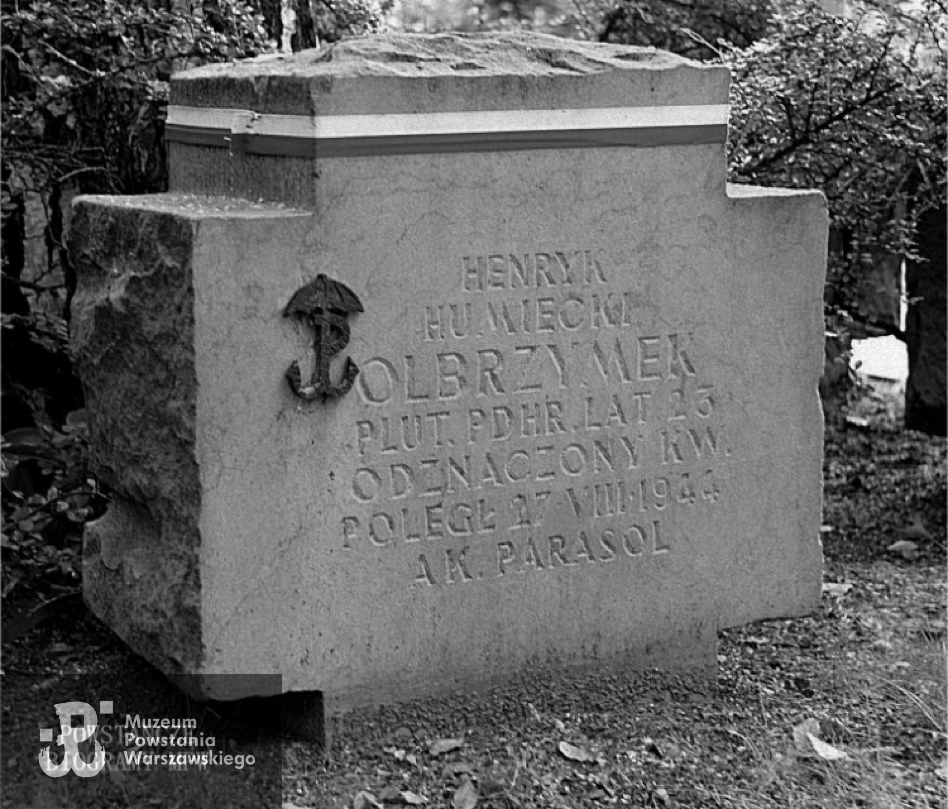 Mogiła Henryka Humięckiego w kwaterach żołnierzy i sanitariuszek batalionu Parasol na Wojskowych Powązkach w Warszawie.<i>Źródło fot. Wikipedia</i>