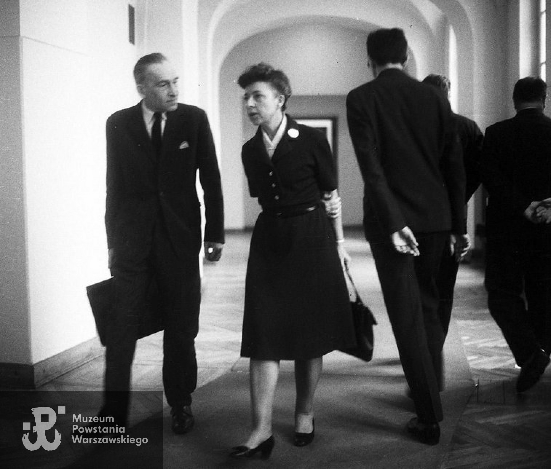 Halina Skibniewska podczas rozmowy w kuluarach sejmowych przy sali posiedzeń 1965 - 1969, fot. Archiwum fotograficzne Zbyszka Siemaszki, źródło www.audiovis.nac.gov.pl (NAC)
