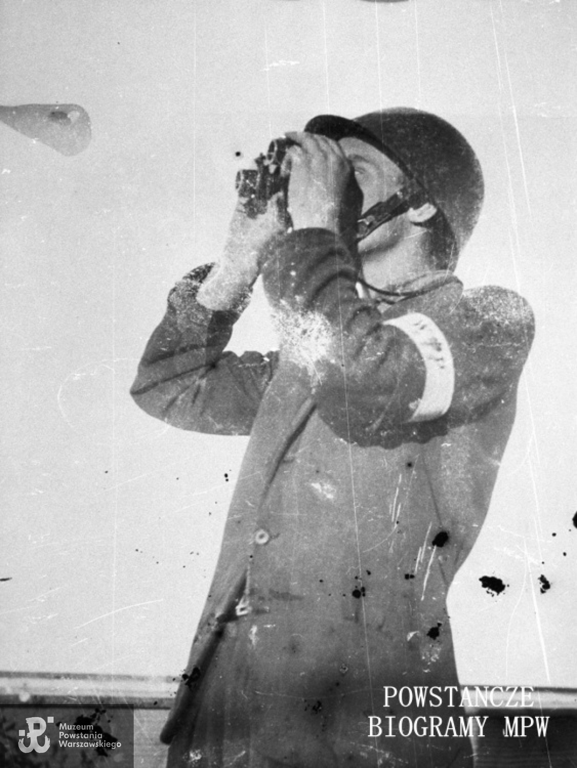 Fotografia z Powstania Warszawskiego autorstwa Stefana Lewandowskiego. Jan Rocki "Bratek", ze zgrupowania "Żniwiarz". Fot. wykonana na tarasie "szklanego domu" przy ul. Mickiewicza. Ze zbiorów Muzeum Powstania Warszawskiego, sygn. MPW-IP/3508