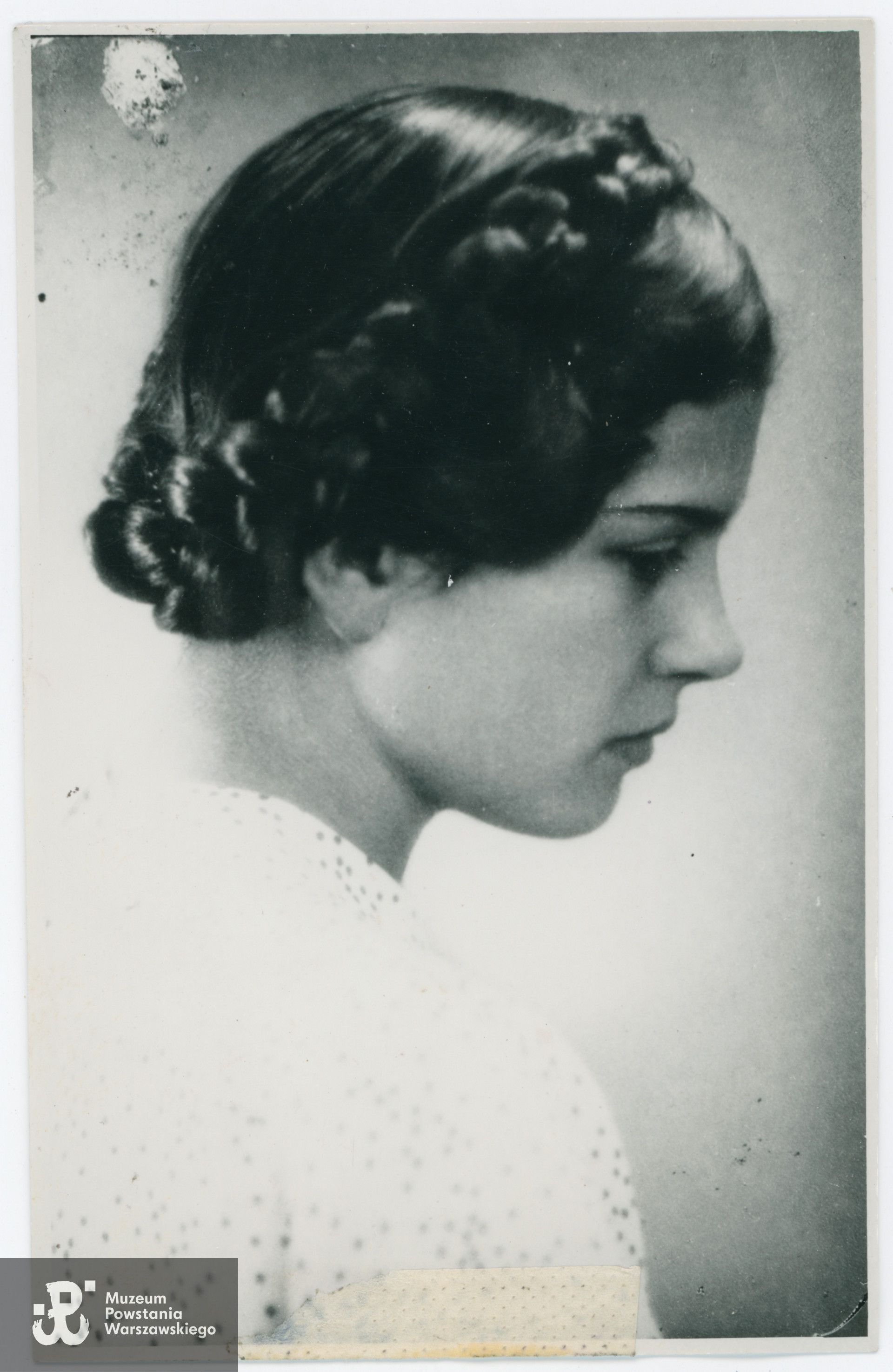 Fotografia z okresu okupacji. Ewa Faryaszewska "Ewa" (1920-1944), w czasie Powstania Warszawskiego łączniczka batalionu "Wigry", autorka kolorowych fotografii, dokumentujących zniszczenia Starego Miasta. Zginęła 28 sierpnia na Starym Mieście. Fot. ze zbiorów Muzeum Powstania Warszawskiego, sygn.  MPW-IV/2177. Ujęcia tożsame: MPW-IH/1489, MPW-IK/3054