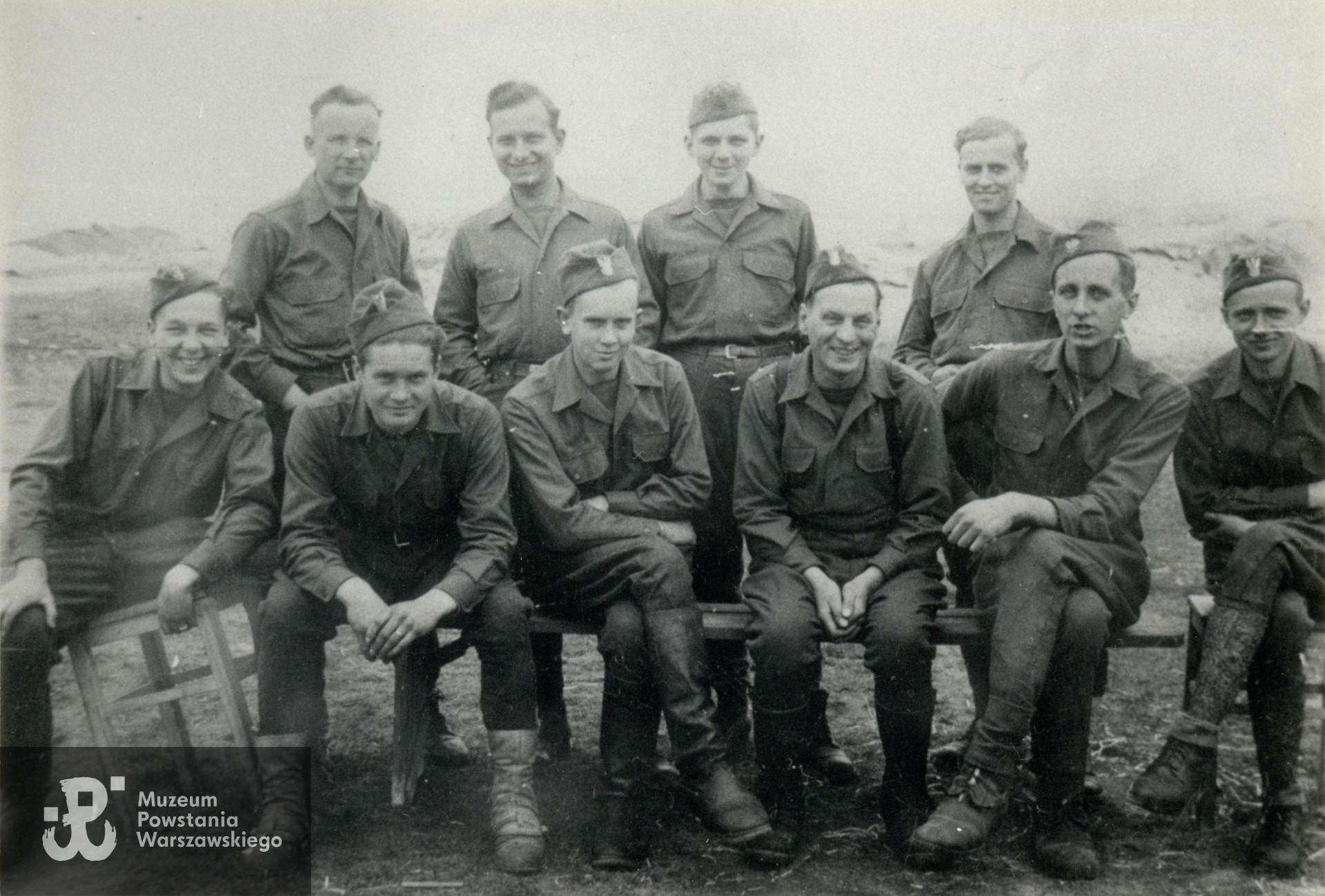 Żołnierze z Polskiego Ośrodka Wojskowego w Bad Harzburg na terenie byłego obozu w Harlingerode, kwiecień 1945 roku. Stoją od lewej: Feliks Kukulski "Feliks", Ryszard Rosmański "Ryszard",  Michał Horoszewicz „Michał” i Zdzisław Krzyżanowski "Żbik”. Przed nimi siedzą (od lewej): Henryk Kazimierz Pieńkowski „Kazik”, Maciej Czerski "Kot", Zdzisław Ludwik Szeliski "Zdziś”, Henryk Durski,  Zygmunt Raczyński „Zygmuś" i Stefan Medwadowski ps. Poraj [w opisie do zdjęcia jako S. Medwadowski „Medor”]. Fotografia pochodzi ze spuścizny po Zygmuncie Janie Raczyńskim ps. Zygmuś, zbiory rodzinne p. Jerzego Raczyńskiego, syna Powstańca.