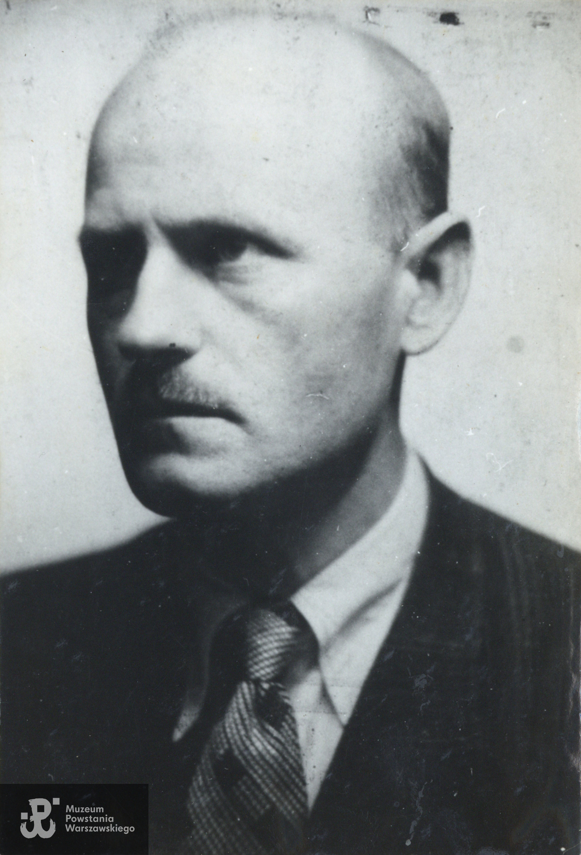 Fotografia wykonana w Warszawie  w listopadzie 1943 roku, gdzie po zmianie nazwiska na Władysław Pytkowki i przyjęciu  nowego pseudonimu („Andrzej”) por. Józef Załoga obejmuje stanowisko kierownika  Referatu II (Wywiad Ofensywny) w VII Obwodzie AK „Obroża" (powiat warszawski) Warszawskiego Okręgu Armii Krajowej. Funkcję tę pełni do 5.10. 1944 r.  Zbiory rodzinne, udostępniła   córka, p. Izabela Rola z domu Załoga