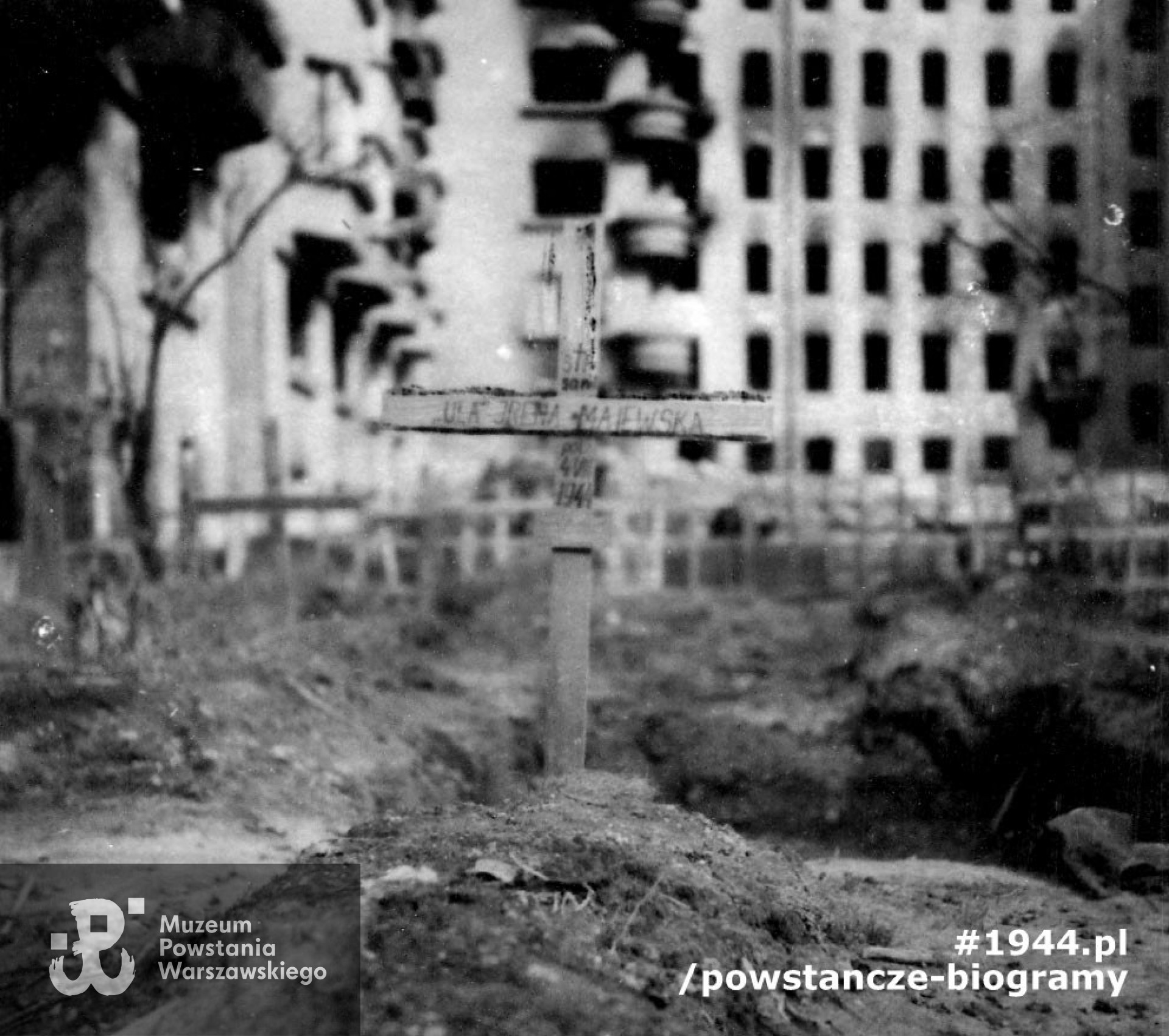 Powstańcza mogiła Ireny Mackiewicz vel Ireny Majewskiej  przy pl. Dąbrowskiego, zdjęcie z wiosny 1945 r. Fot. z archiwum p. Ewy Cherner 