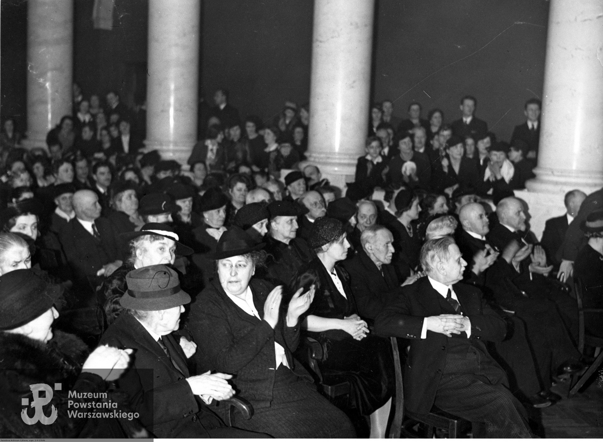 1932 rok - uroczysty wieczór z okazji 50 rocznicy pracy literackiej Marii Rodziewiczówny w sali Towarzystwa Naukowego. Ze zbiorów Narodowego Archiwum Cyfrowego - Koncern Ilustrowany Kurier Codzienny - Archiwum Ilustracji, audiovis.nac.gov.pl
