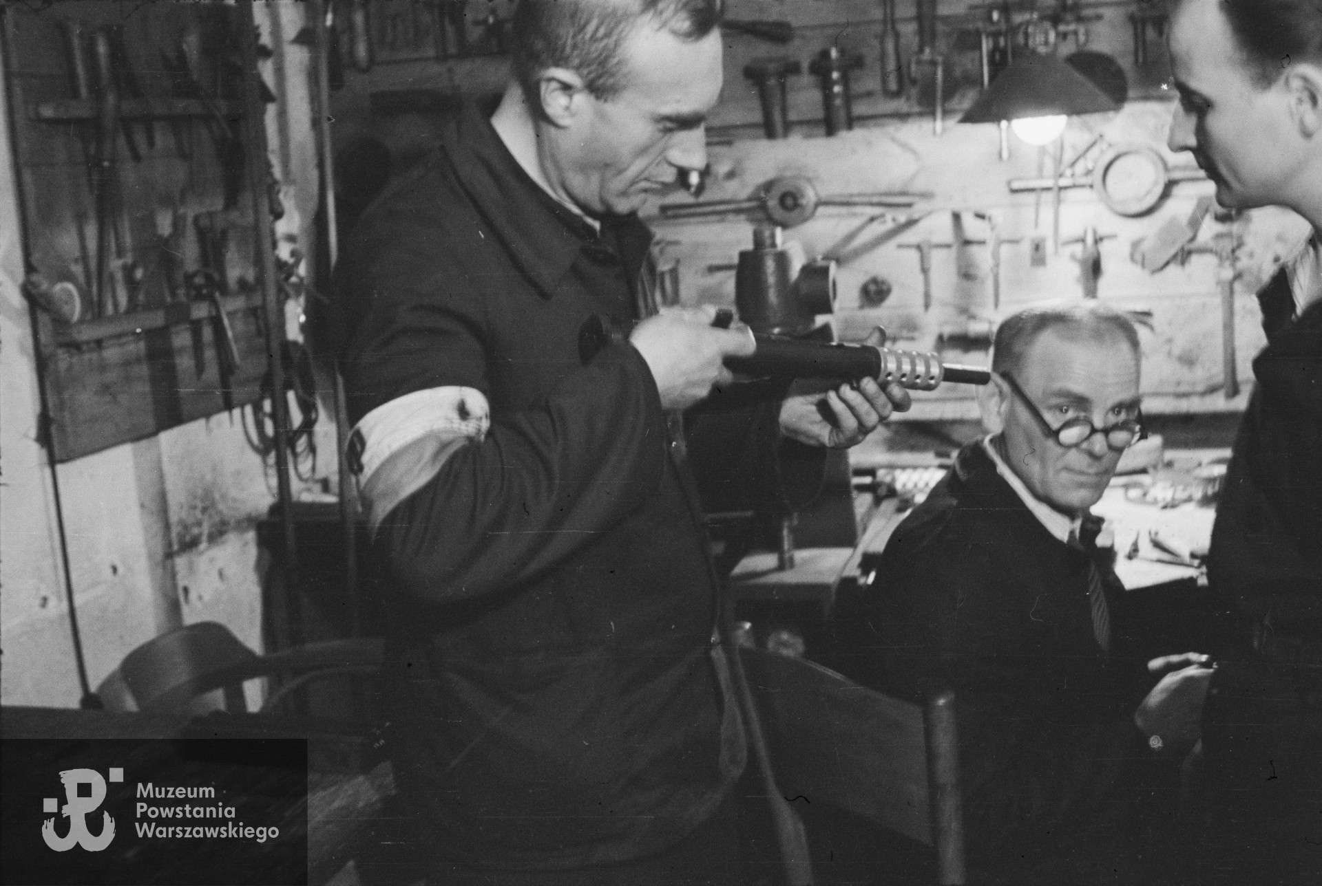 Śródmieście Północne. Montownia pistoletów maszynowych Błyskawica przy ulicy Boduena 2; pierwszy od lewej: st. wachm. Roch Kafarowski "Ksawery", (NN) i st. sierż. Józef Pajączkowski "Stach Czarny". Fot. ze zbiorów Muzeum Powstania Warszawskiego, sygn. MPW-IN/361, autorem zdjęcia jest Eugeniusz Lokajski "Brok".  