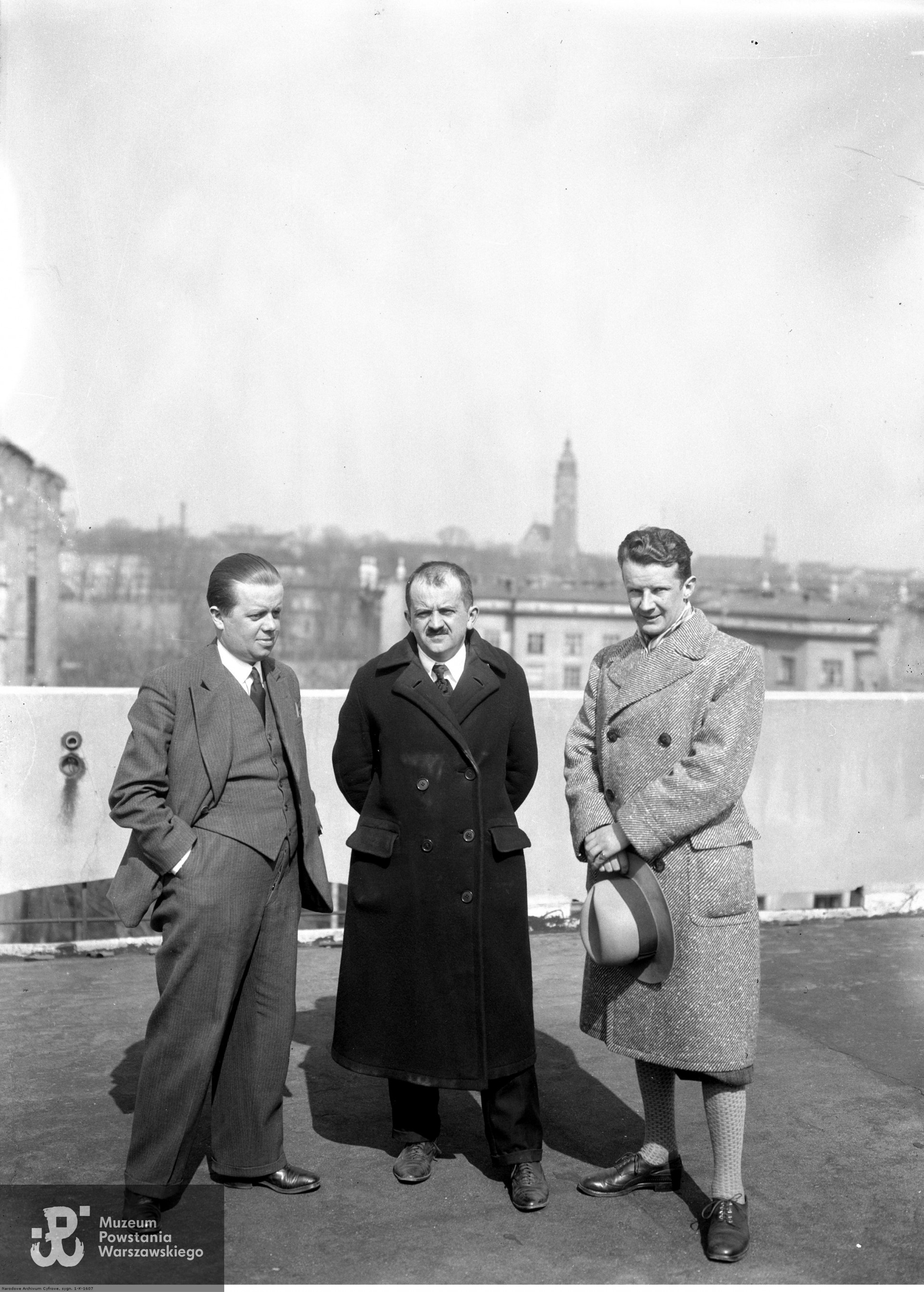 Kwiecień 1931 roku - Kazimierz Leczycki (w środku) na dachu Pałacu Prasy w Krakowie w towarzystwie redaktora Jana Procnera (pierwszy z lewej) i Jerzego Szyndlera. Ze zbiorów NAC, źródło <i>Koncern Ilustrowany Kurier Codzienny - Archiwum Ilustracji</i>