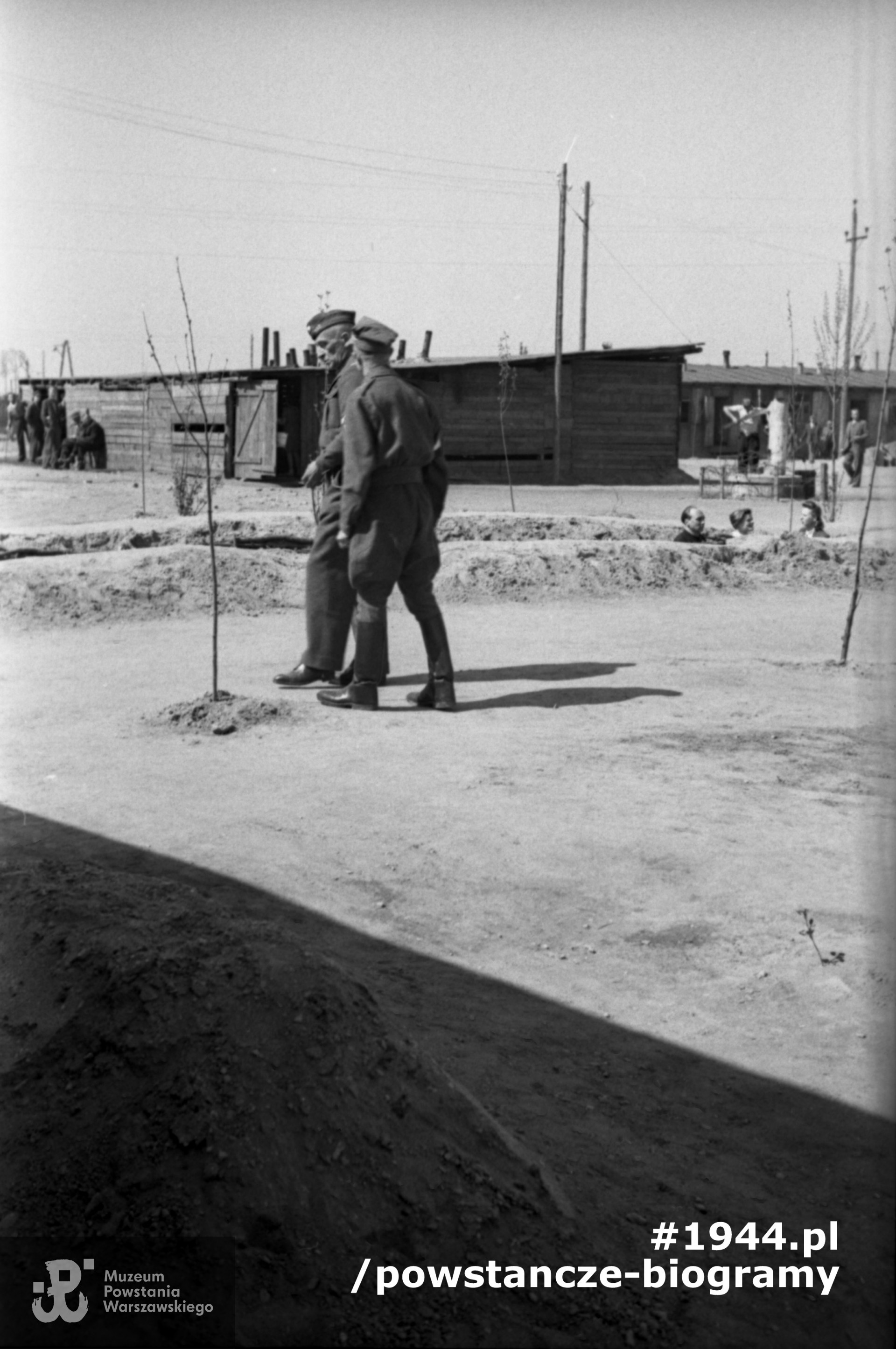 Fotografia z Polskiego Szpitala Wojskowego w saksońskim Zeithain, 19-22 kwietnia 1945 roku.  Po lewej płk dr Leon Strehl „Feliks”. Autorem zdjęcia jest Czesław Gerwel. Fot. ze zbiorów Muzeum Powstania Warszawskiego, sygn. MPW-IN/3890