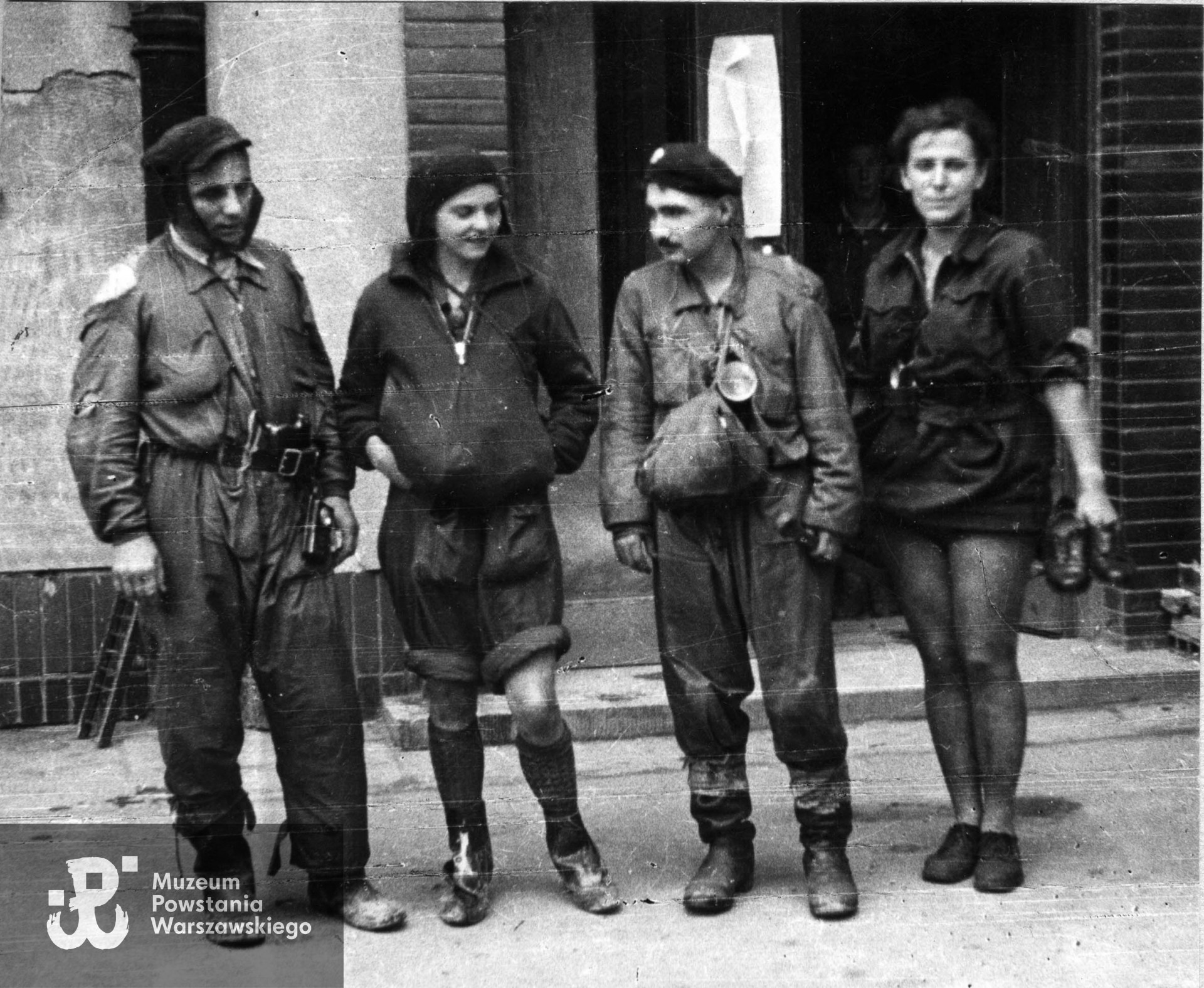 Mokotów, koniec sierpnia - początek września 1944 r. Grupa „kanalarzy” na ulicy Malczewskiego 6. Od lewej: strz. Henryk Ziółkowski „Góral”, Maria Domińska- Klimunt, przewodniczka kanałowa, sekcyjna przewodników kanałowych Okręgowej Składnicy  Meldunkowej S, odznaczona dwukrotnie KW [lub według innej wersji: Barbara Filipowicz-Tomaszewska „Barska”], Edmund Golenia „Karlik„, łacznik kanałowy, ”Baszta„, kompania łączności, od września 1944 w Okręgowej Składnicy Meldunkowej ”S„ [lub: sierż. pchor. Jerzy Krzysztofowicz ”Selim„ przewodnik kanałowy kompanii łączności ”Baszty„, który poległ 19.09.1944 r.], ppor. Janina Zaborowska ”Rena„ łącznik zgrupowania ”Sławbor", przewodniczka kanałowa . Autorem  zdjęcia  jest  Sabina Żdżarska ”Anna„. Fot. ze zbiorów Muzeum Powstania Warszawskiego, sygn. MPW-IK/1713