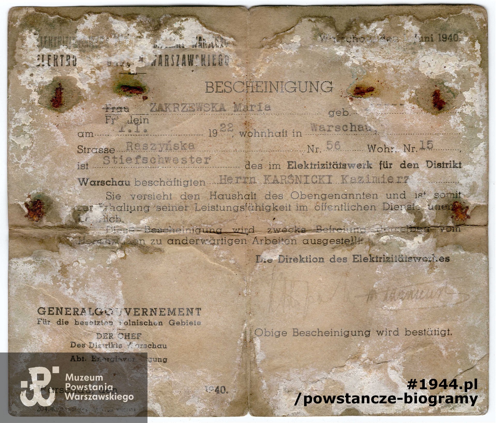 Dokument z okresu okupacji niemieckiej. Zaświadczenie (Bescheinigung) wystawione na nazwisko Maria Zakrzewska. W dokumencie widoczny adres przedpowstaniowy - ul. Raszyńska 56/15. Ze zbiorów Muzeum Powstania Warszawskiego, sygn. P/8984
