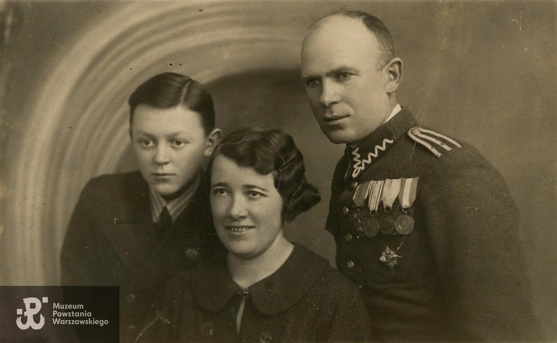 Jerzy Bronowski z rodzicami Heleną i Witoldem Bronowskimi. Fot. ze zbiorów Muzeum Powstania Warszawskiego, sygn. P/5426