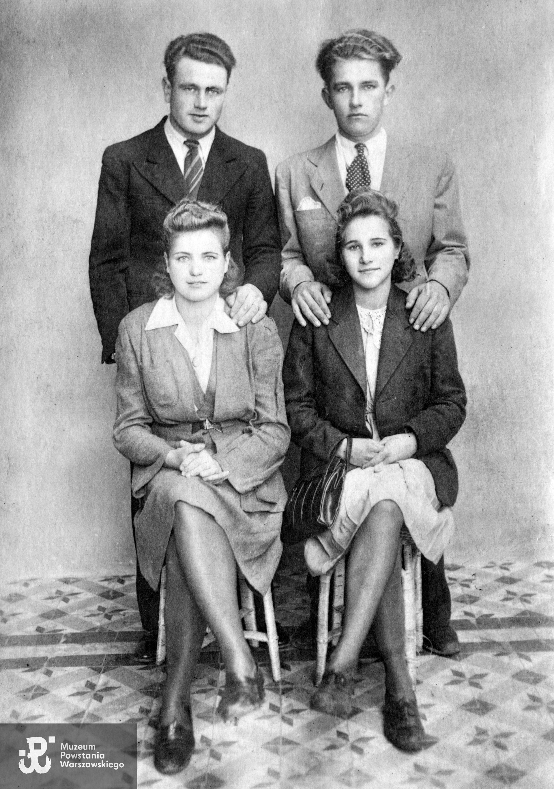 Nowożeńcy i ich świadkowie, październik 1945 rok, z lewej Pelagia i Piotr Sierawscy, po prawej świadkowie: Henryk Kwiatkowski "Natasza" i  żona Honorata Liwskiego - Zuzanna Pańczyk. Fot. ze zbiorów rodzinnych. Skany wykonano w Muzeum Powstania Warszawskiego - Pokój Kombatanta, marzec 2022.