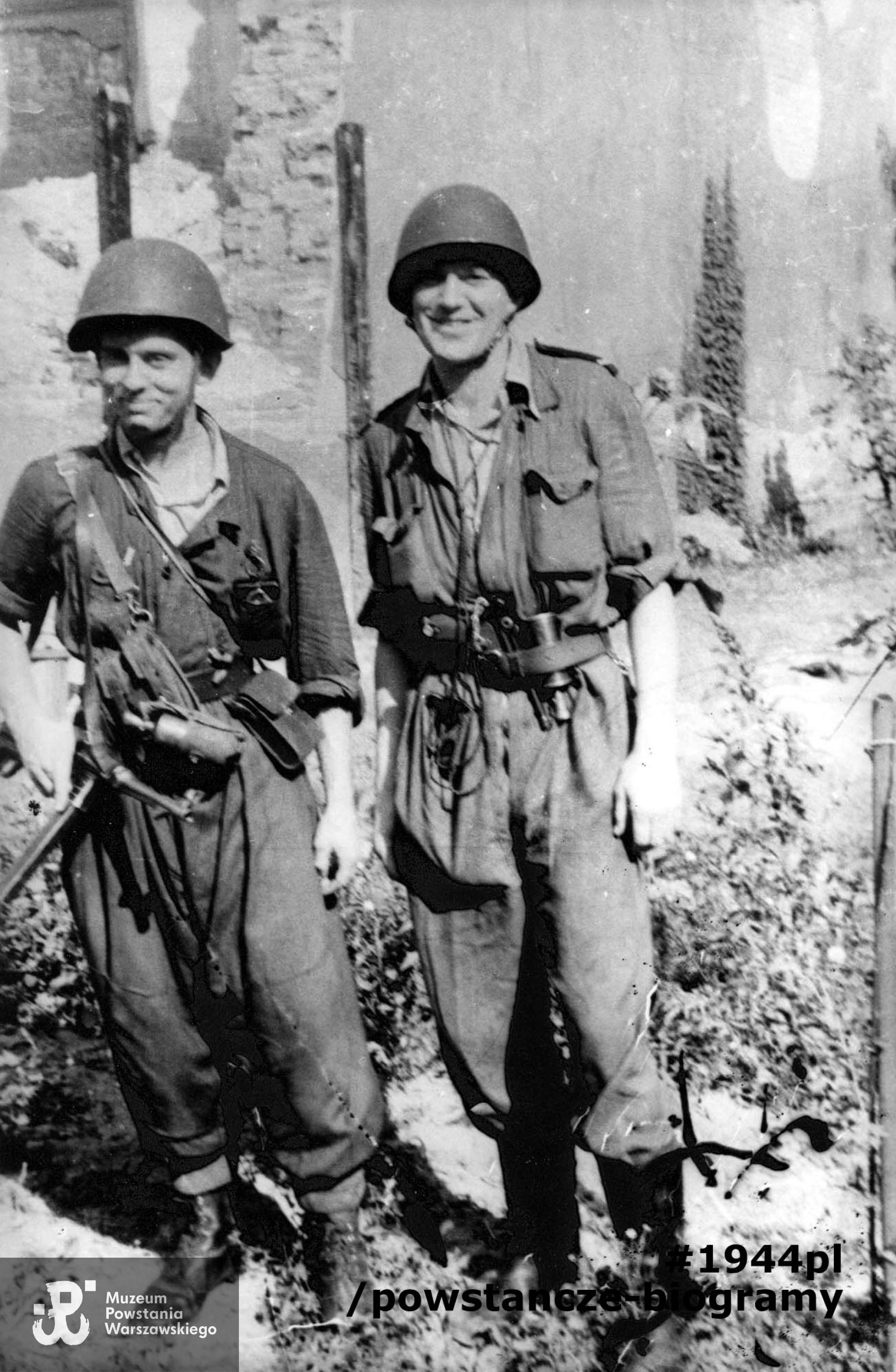 Fotografia z Powstania Warszawskiego. Opis: Śródmieście Południowe, rejon ul. 6 Sierpnia (ob. Nowowiejska). Żołnierze z Batalionu "Golski", którzy zdobyli Komendę Policji i kościół św. Krzyża, walcząc w plutonie 1147 "Rygla". Po lewej stronie ppor. Franciszek de Pourbaix ""Piwnicki"". Fot. ze zbiorów Muzeum Powstania Warszawskiego, sygn. MPW-IN/938. Autorem zdjęcia jest Andrzej Bargiełowski "Stańczyk".